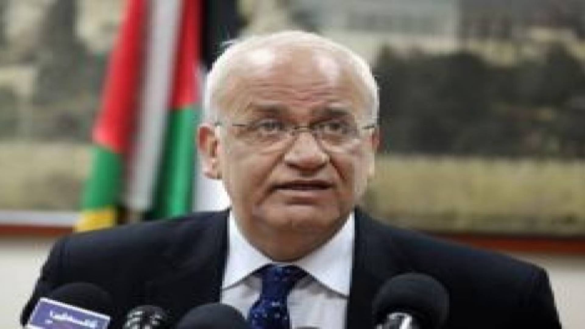 عريقات يؤكد اجتماعه مع شالوم مرتين سرا