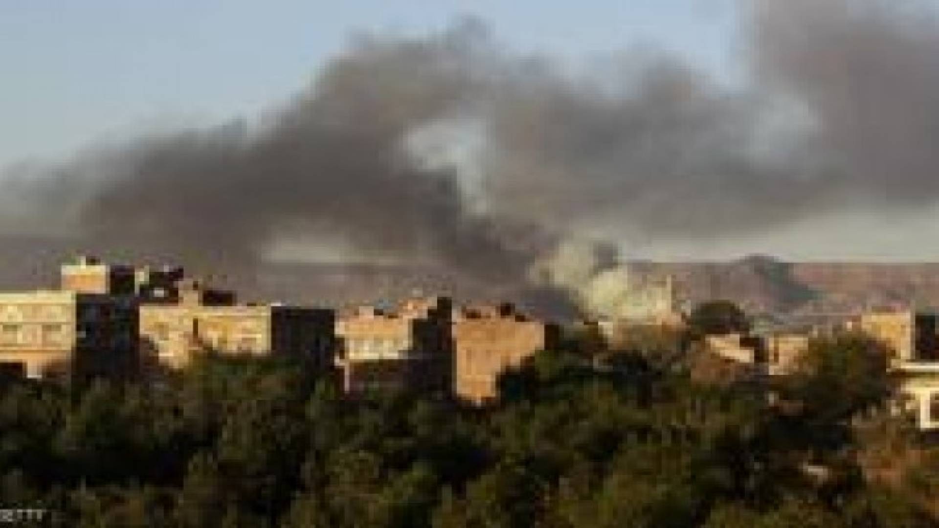 غارات على المتمردين بصنعاء وفرار قادتهم من معارك حجة