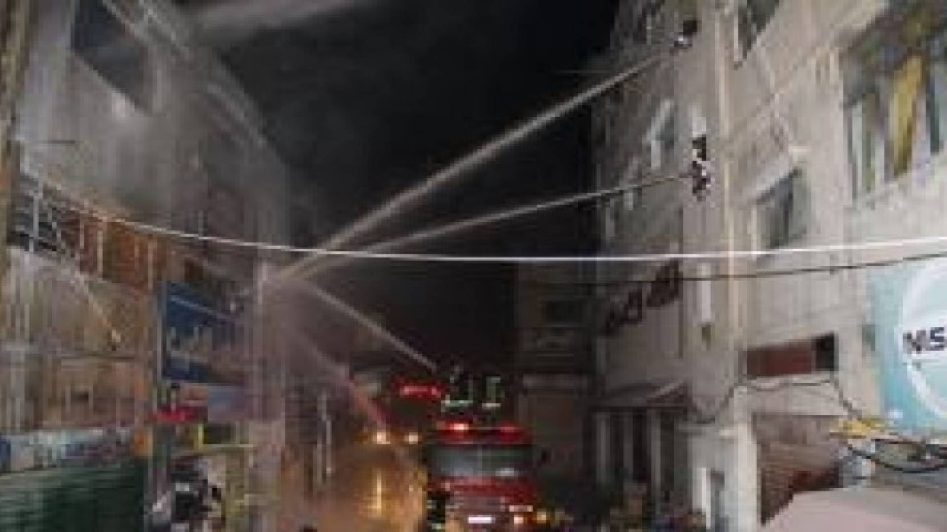 حريق ضخم يلتهم محلين ومستودعا في القويسمة