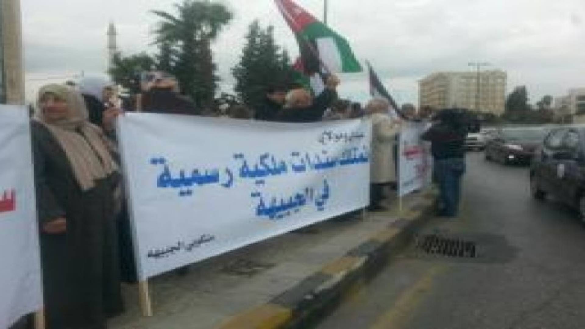 بالصور: أهالي الجبيهة يعتصمون أمام مبنى الرئاسة