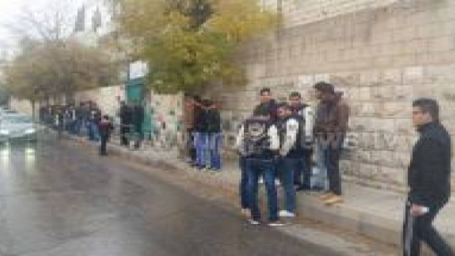 بالصور: التوجيهي يعقدون أولى جلساتهم وسط أجواء باردة وإجراءات مشددة