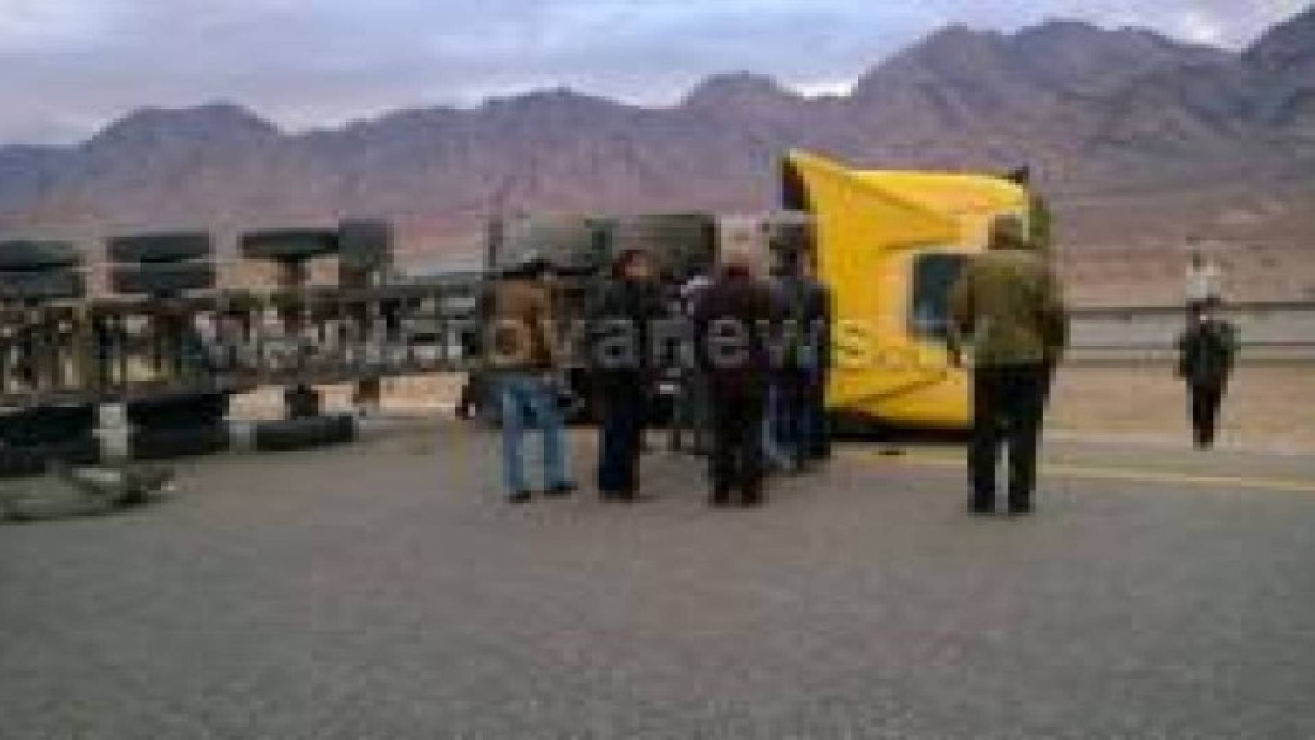 بالصور : اصابة شخص اثر تدهور شاحنة بالقرب من جمرك العقبة