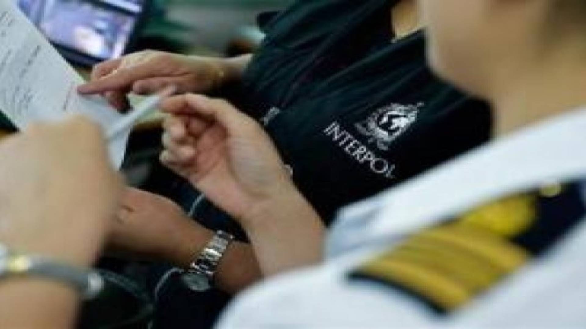 تسليم ثلاثة مطلوبين دوليا للانتربول ..تفاصيل