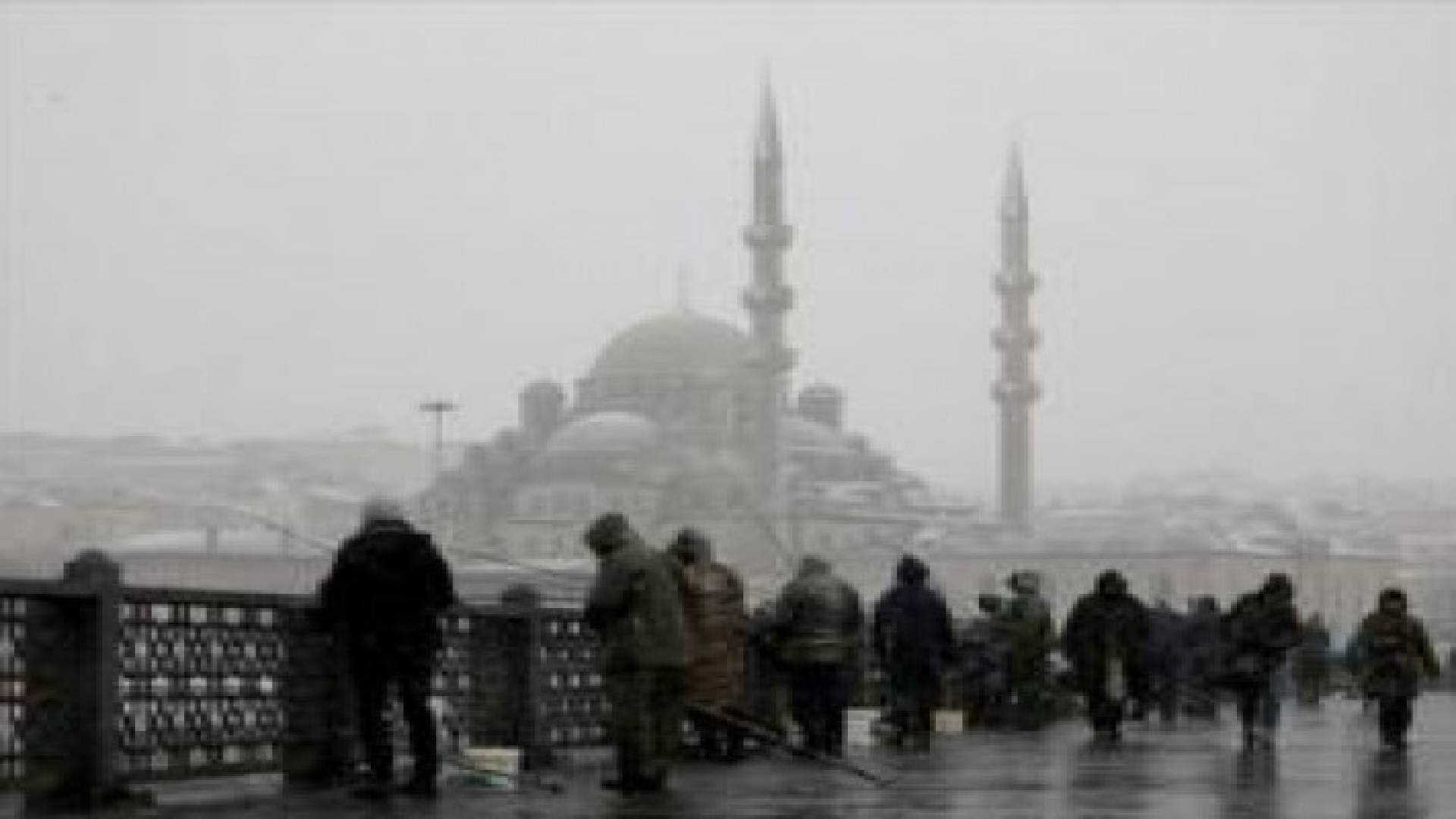 ثلوج كثيفة تضرب اسطنبول وإلغاء مئات الرحلات الجوية