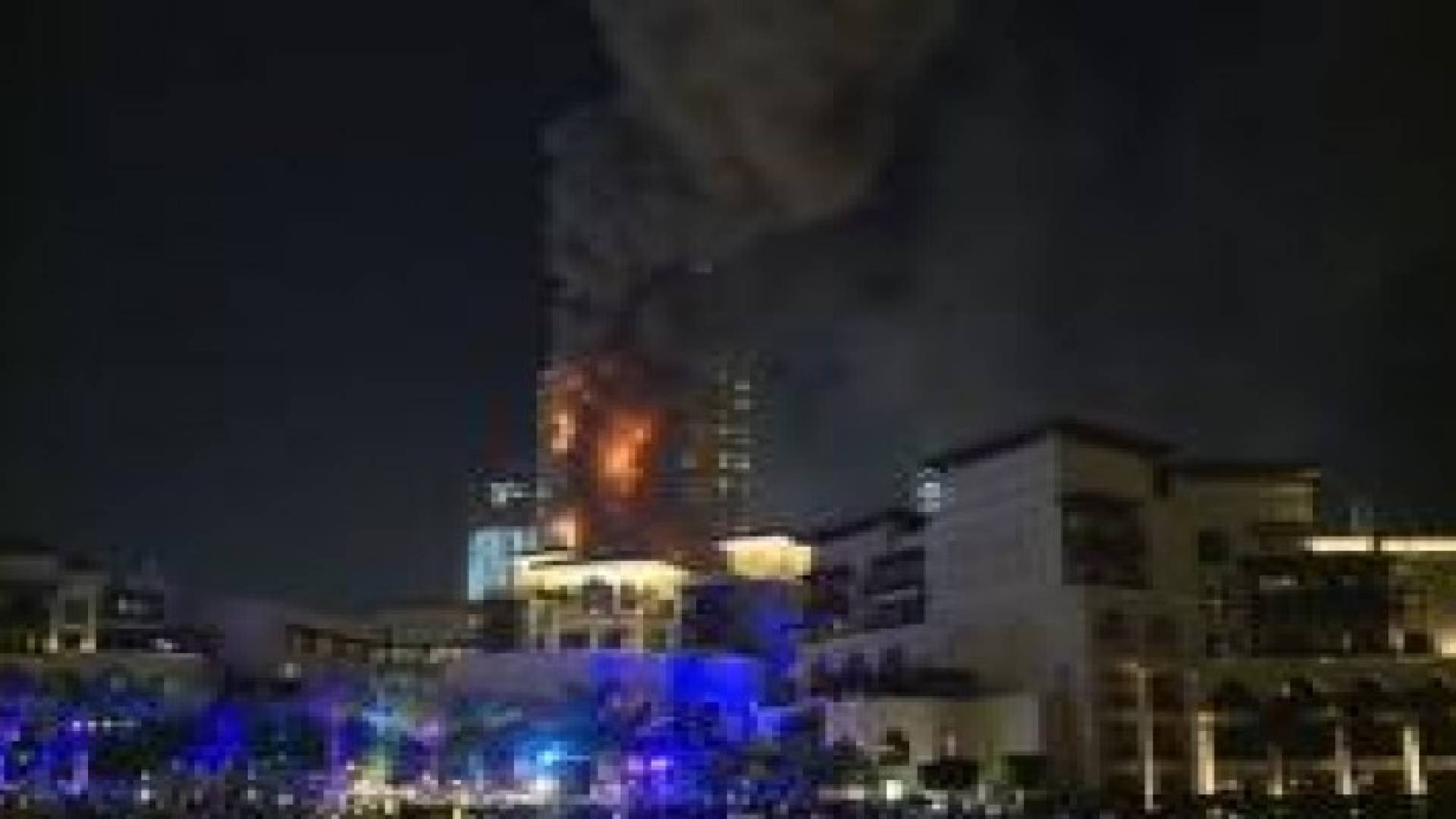 14 إصابة إثر حريق هائل في أحد فنادق دبي  .. فيديو وصور