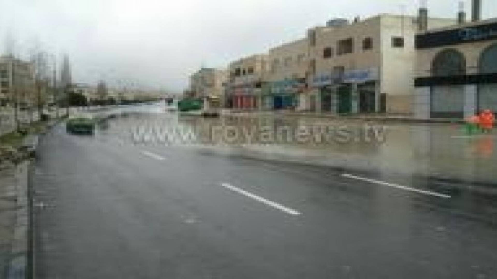 بالصور : الأمطار تغلق منهل تصريف مياه في عمان وكوادر الأمانة تقوم بفتحه