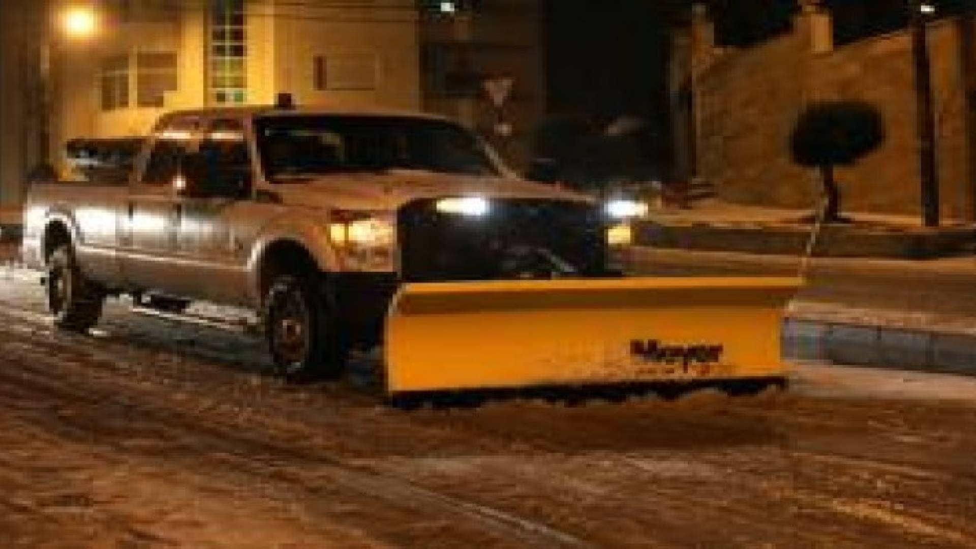 كاسحات الثلوج وناثرات الملح تباشر عملها