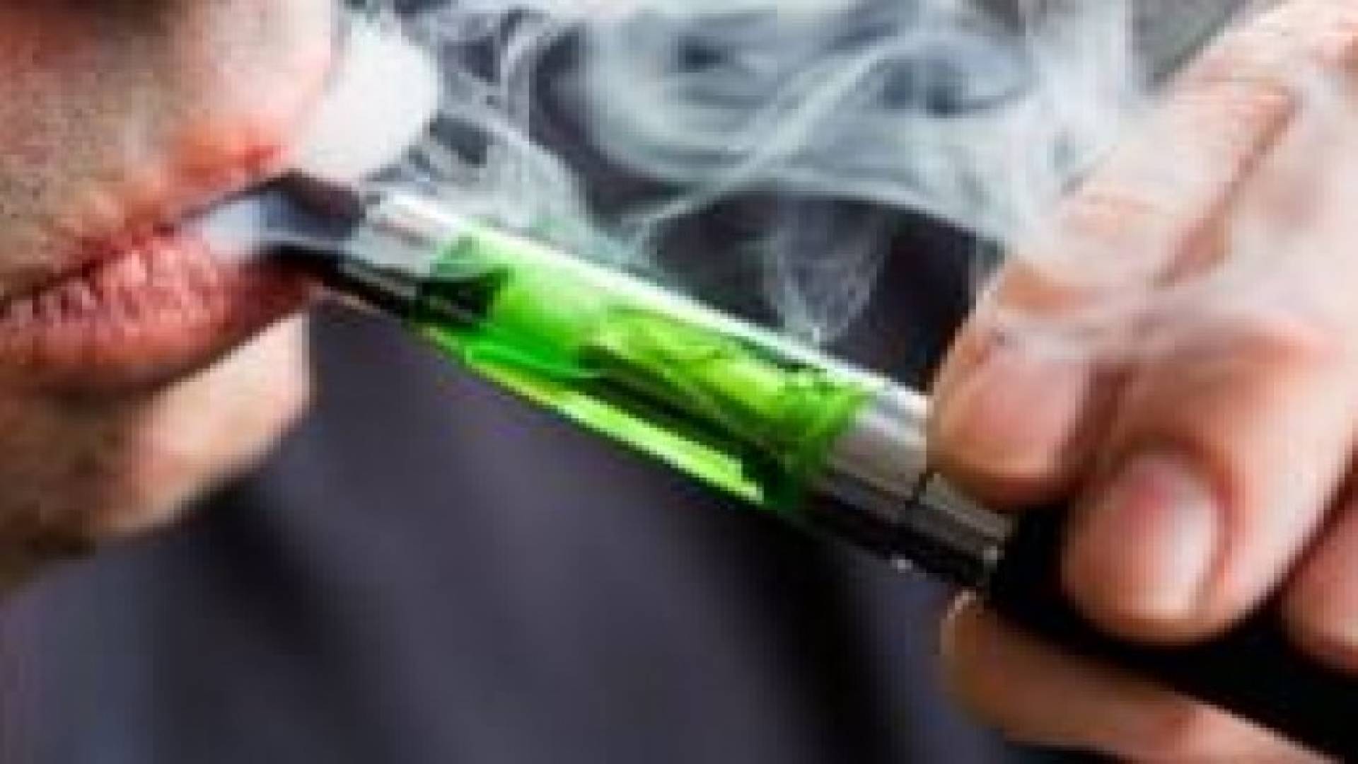 السجائر الإلكترونية ليست أقل خطرا من الاعتيادية وبخارها يسبب السرطان