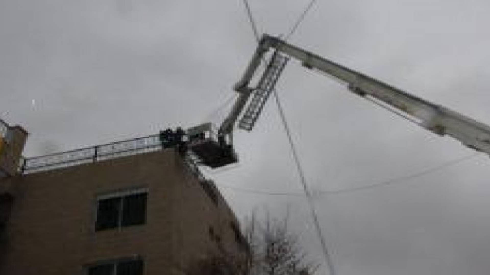 بالصور: حريق " بويلر " في التسوية يخلي سكان عمارة في الرابية