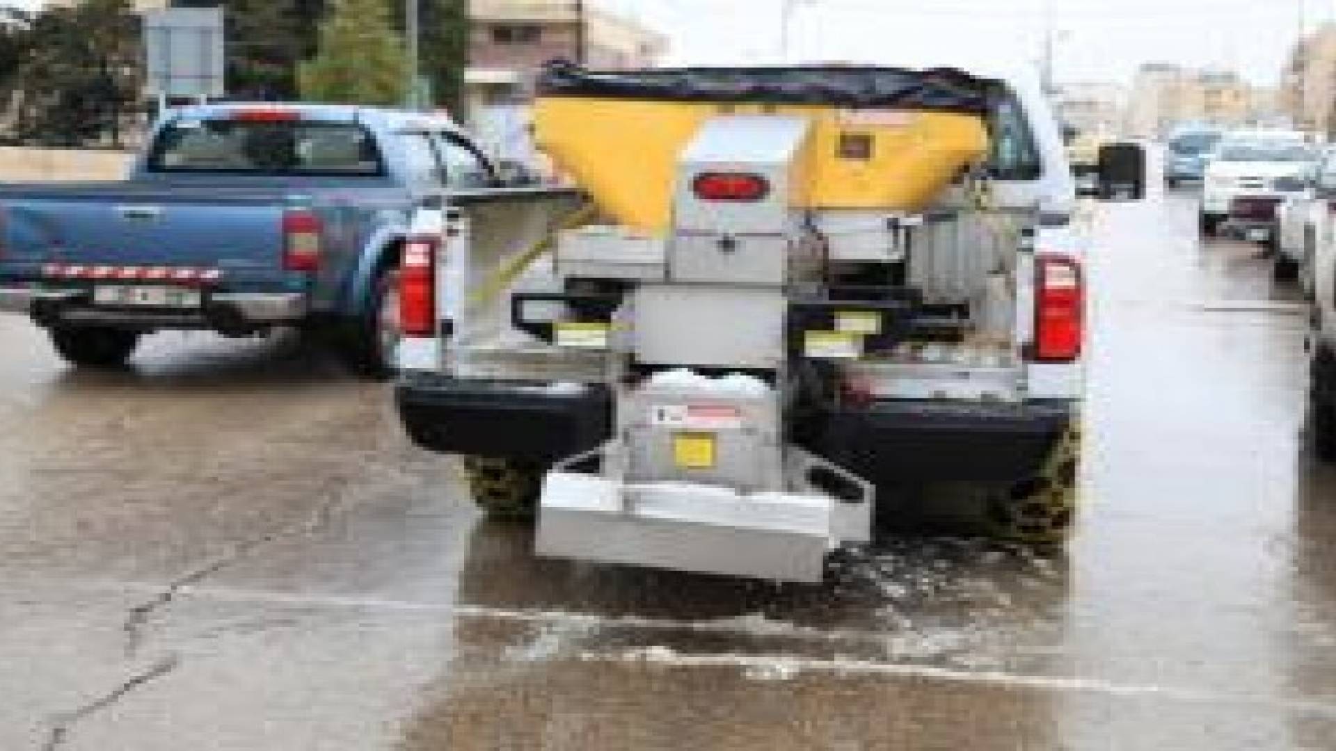 الامانة : 15 ناثرة ملح على التقاطعات والشوارع الرئيسية بعد منتصف الليلة تحسبا للانجماد وجمع 3600 طن