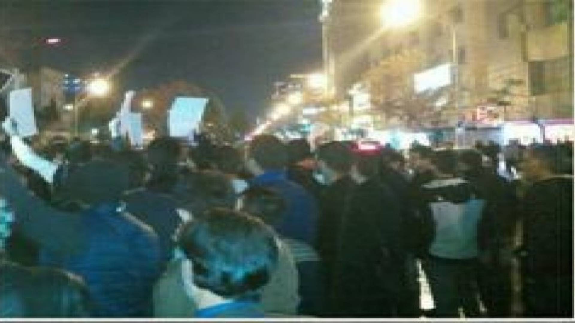 العربية : متظاهرون يقتحمون السفارة السعودية في طهران .. فيديو وصور