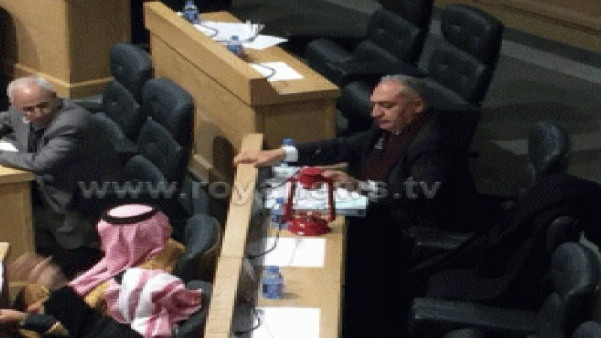 النائب البطوش يشهر فانوسا تحت القبة والطراونة يأمر باخراجه