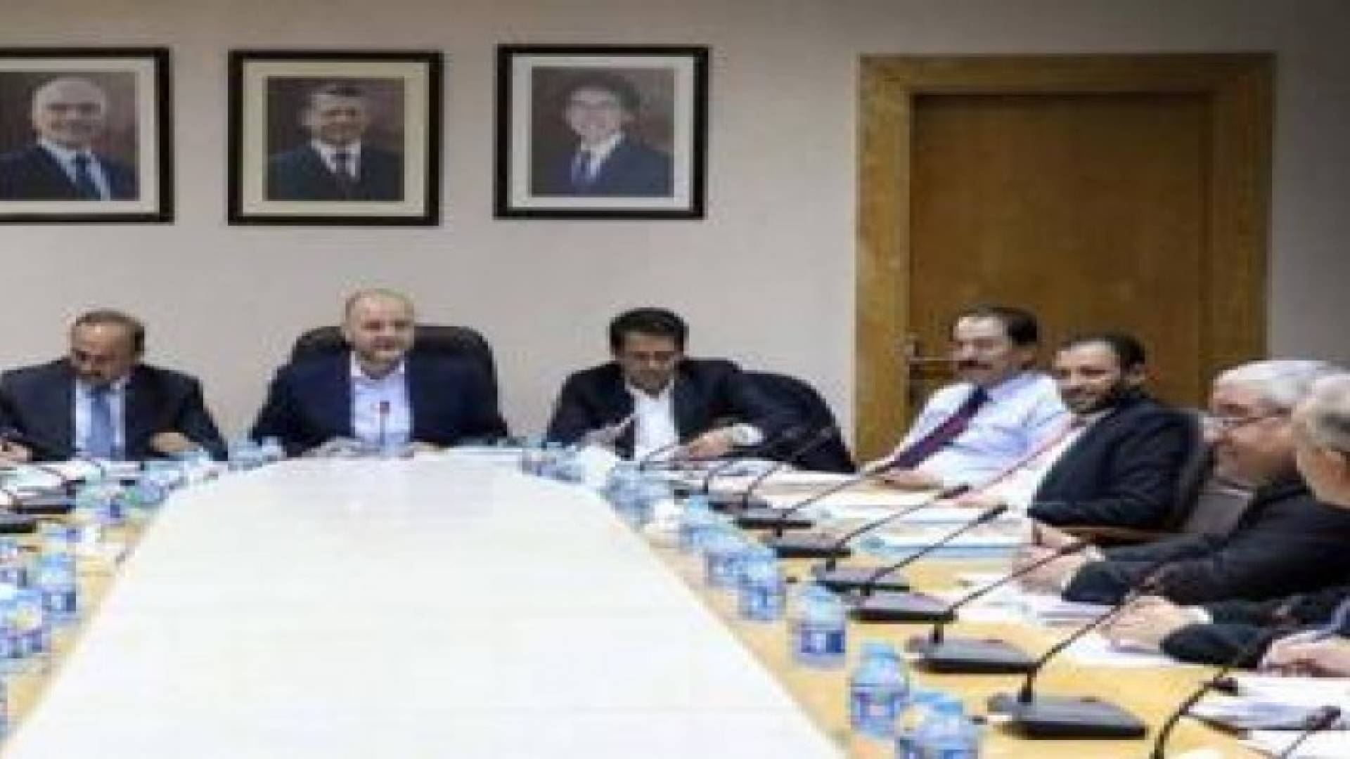 مالية النواب تتبنى توصية لتخفيض النفقات الجارية خصوصا السفرات وعدم المساس بالرواتب