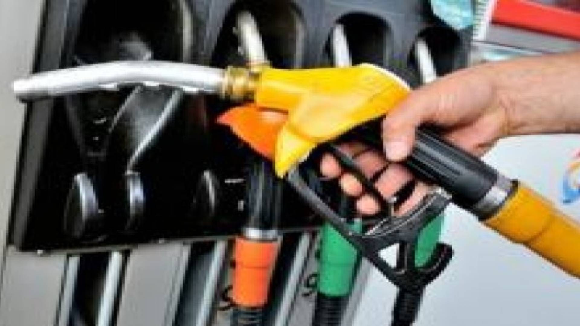 تعويم أسعار المحروقات مرتبط بإقرار قانون المشتقات البترولية