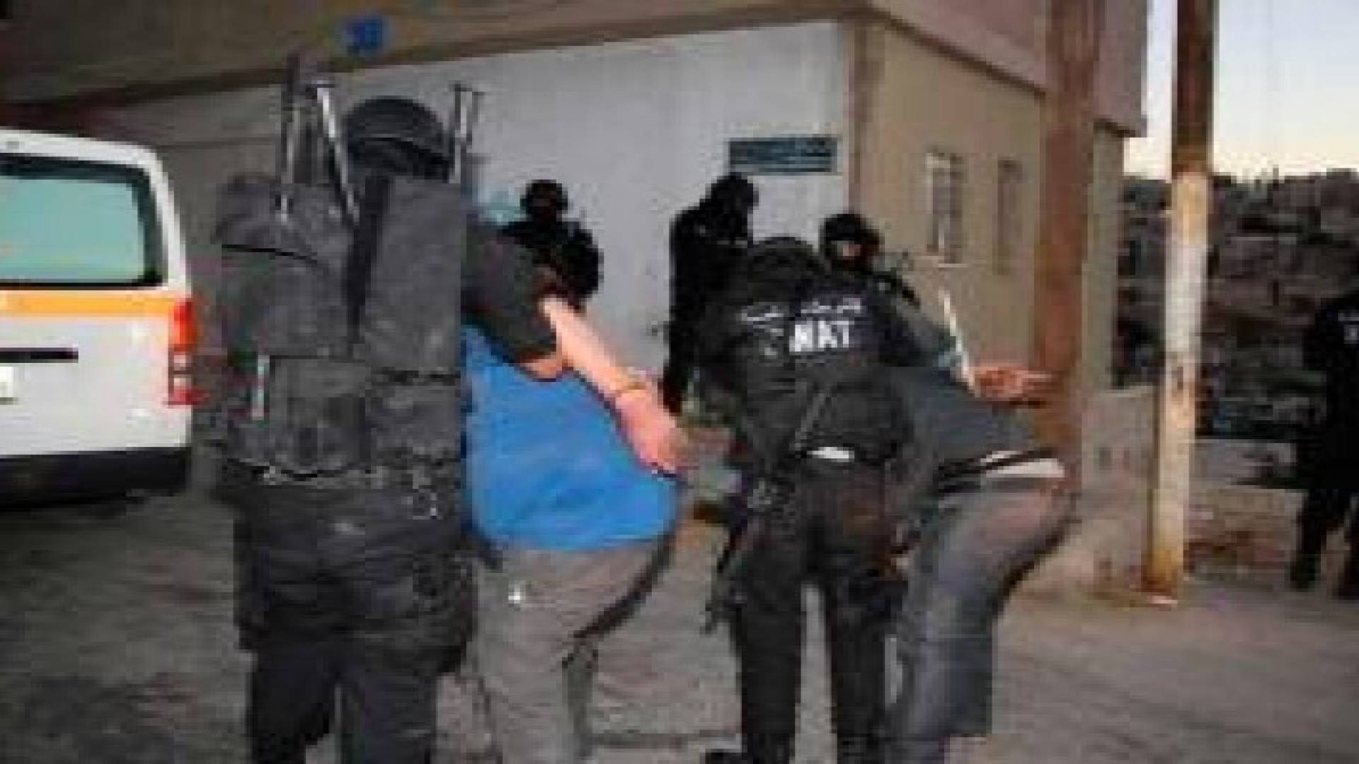 عصابة من ضمنها فتيات تبتز مواطنين بقبضة الأمن .. تفاصيل