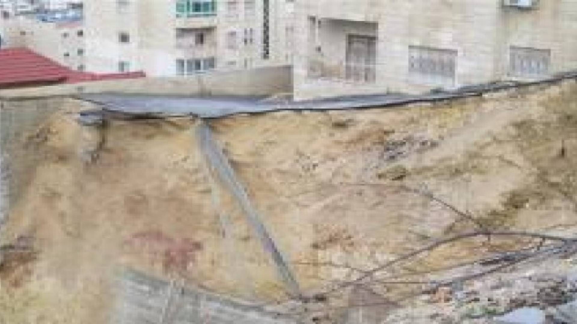 بالفيديو: انهيار جدار عمارة بصويلح وإخلاء سكان 12 شقة " احترازيا "