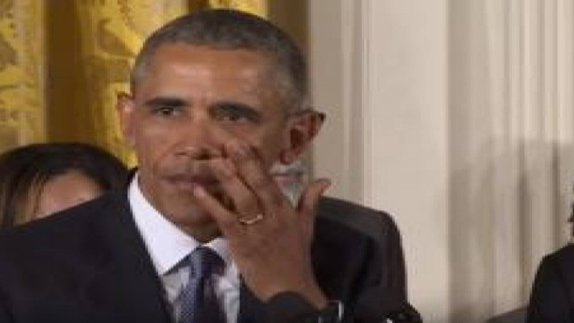 بالفيديو : رئيس أكبر دولة بالعالم يبكي مرتين بأقل من شهر واحد