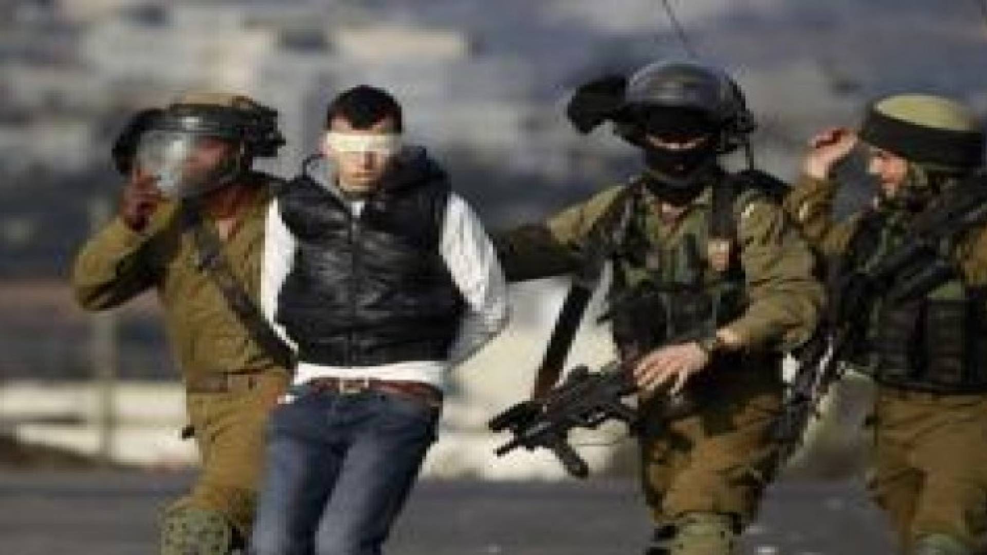 اعتقال 15 فلسطينيا بالضفة الغربية