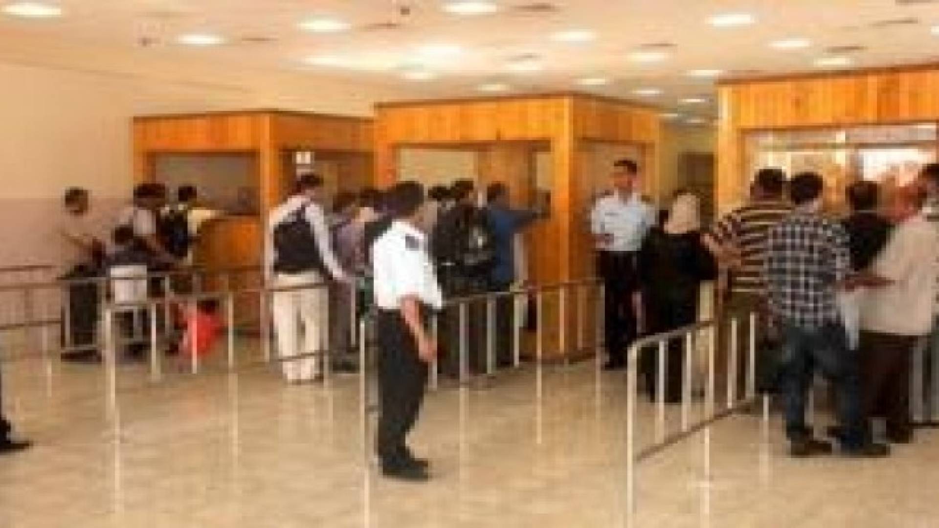 الاحتلال يحتجز مواطنين بطولكرم ويعتقل شابا على "الكرامة"