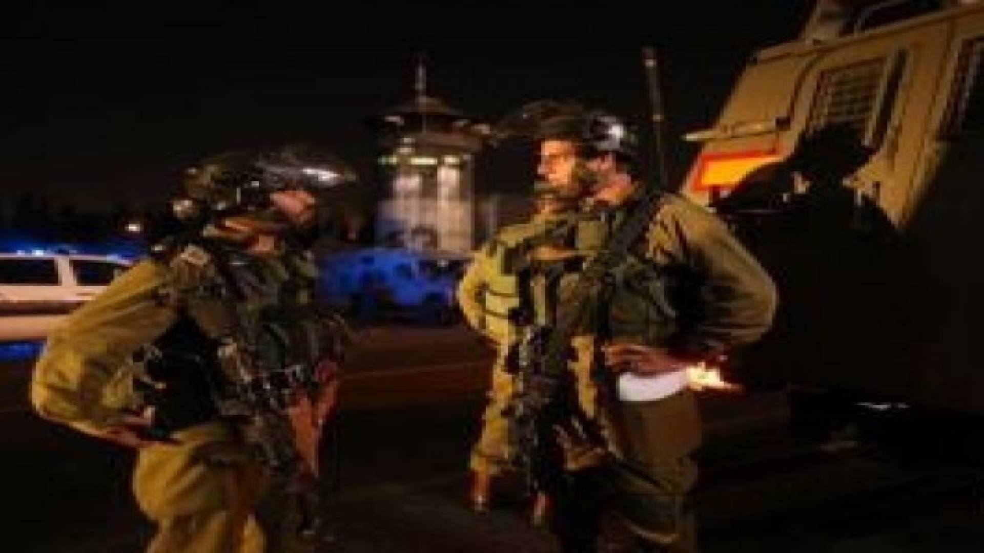 الاحتلال يعتقل 14 فلسطينيا ويضبط سلاح بالخليل