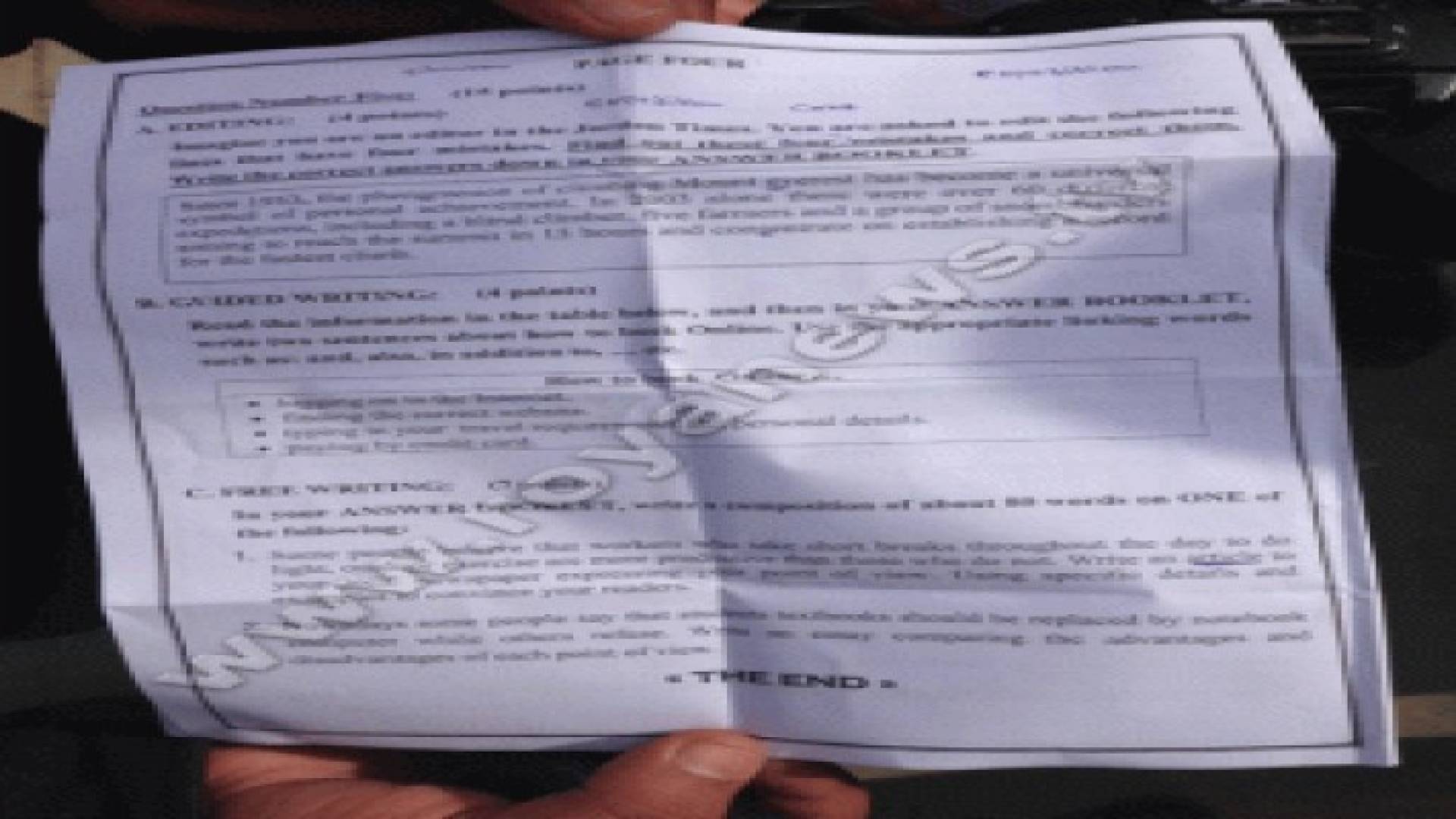 بالصور: امتحان الانجليزي المستوى الرابع لطلبة الثانوية العامة