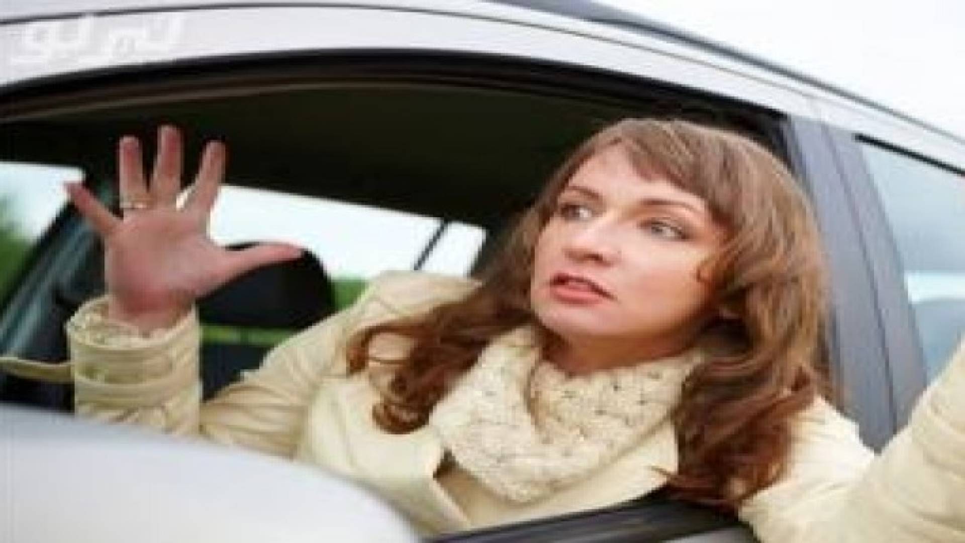 سيدة تدهس معلما وتقاضيه