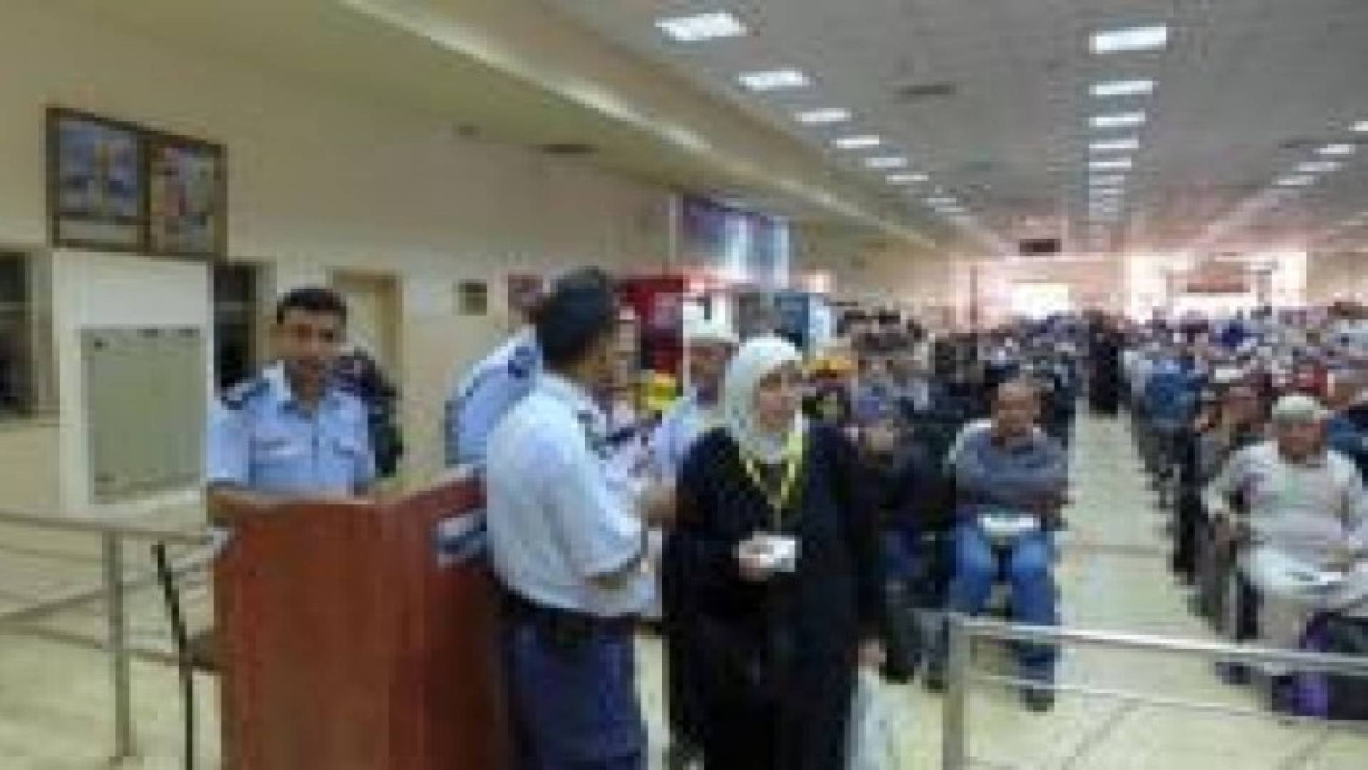 الاحتلال منع سفر66 مواطنا عبر معبر الكرامة