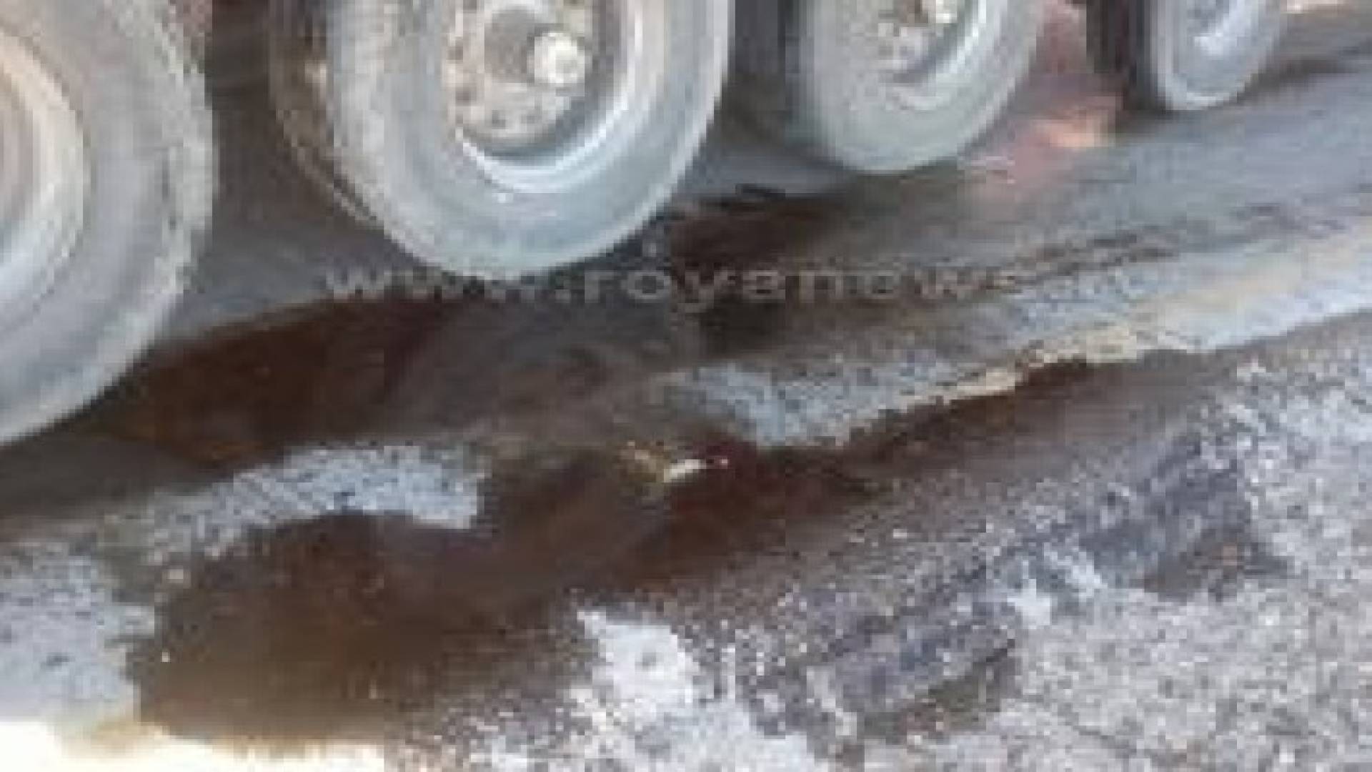 تدهور شاحنة تحمل قطعا للسيارات على الطريق الصحراوي.. صور