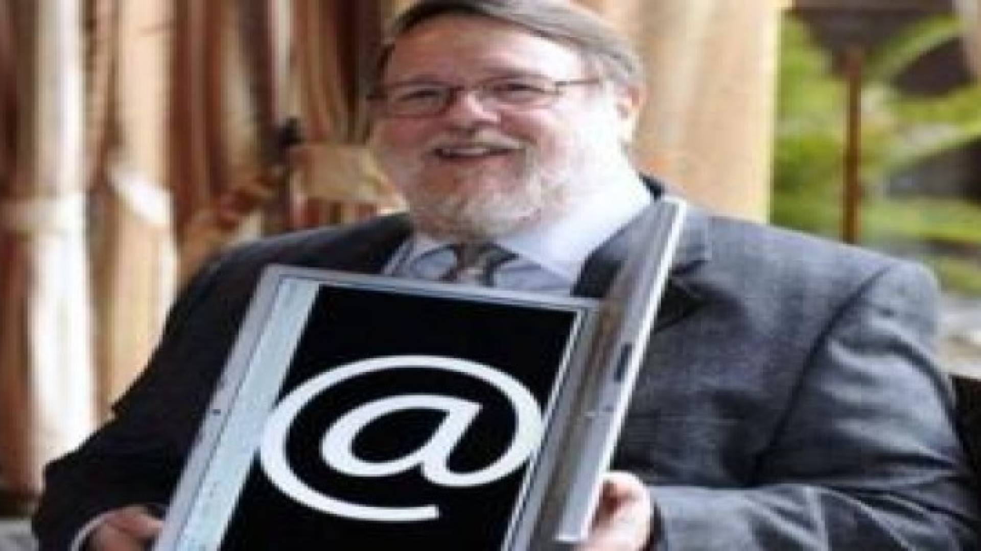 مخترع "الإيميل" لا يفتح بريده الإلكتروني كل يوم