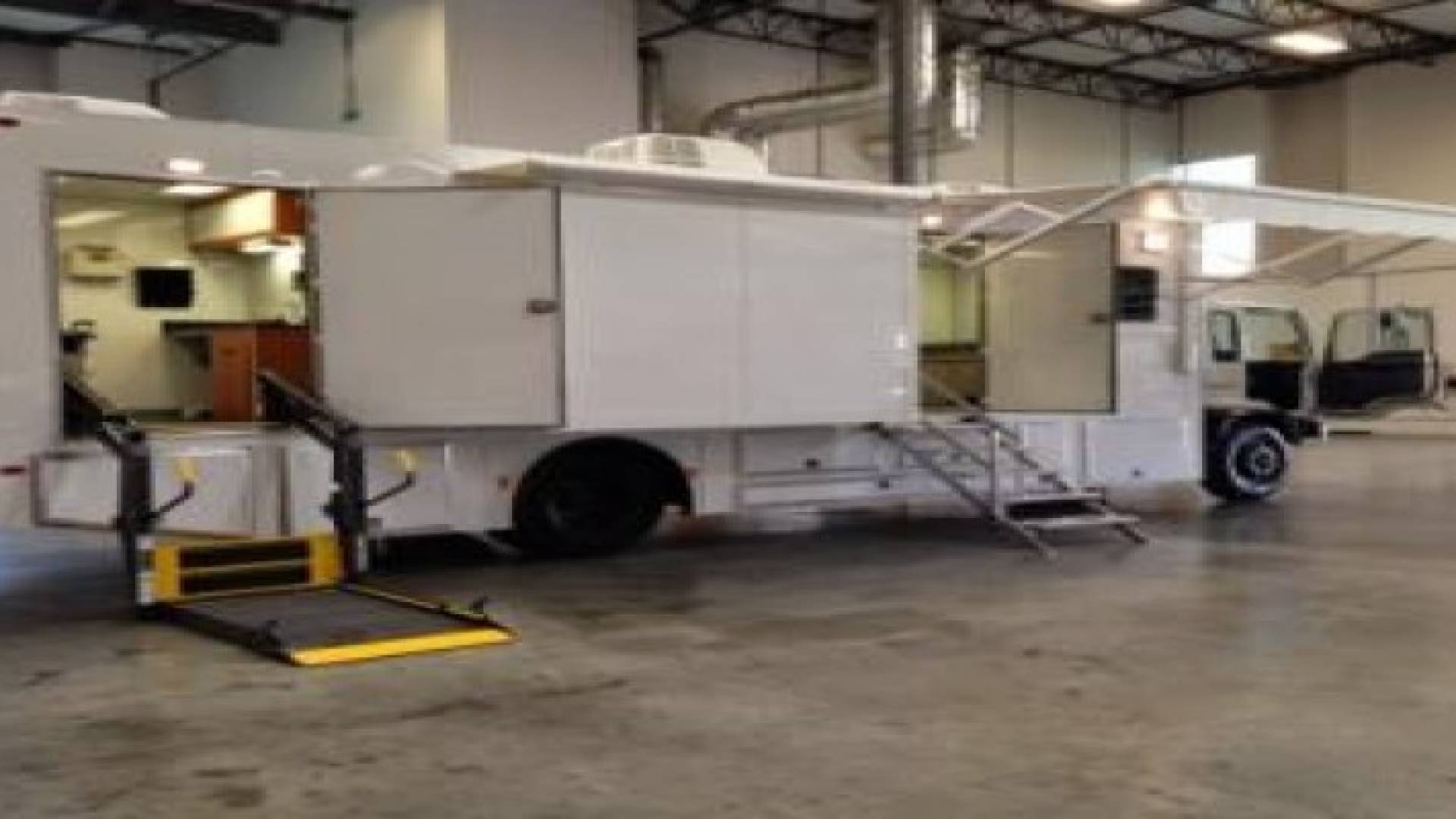 عيادة طبية متنقلة تقدم خدماتها بالاغوار الجنوبية