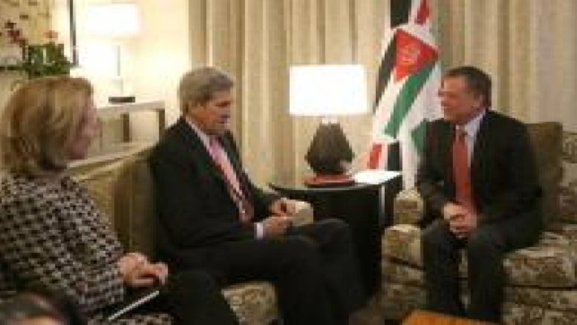 الملك يلتقي كيري ويبحث مستجدات الأوضاع في المنطقة