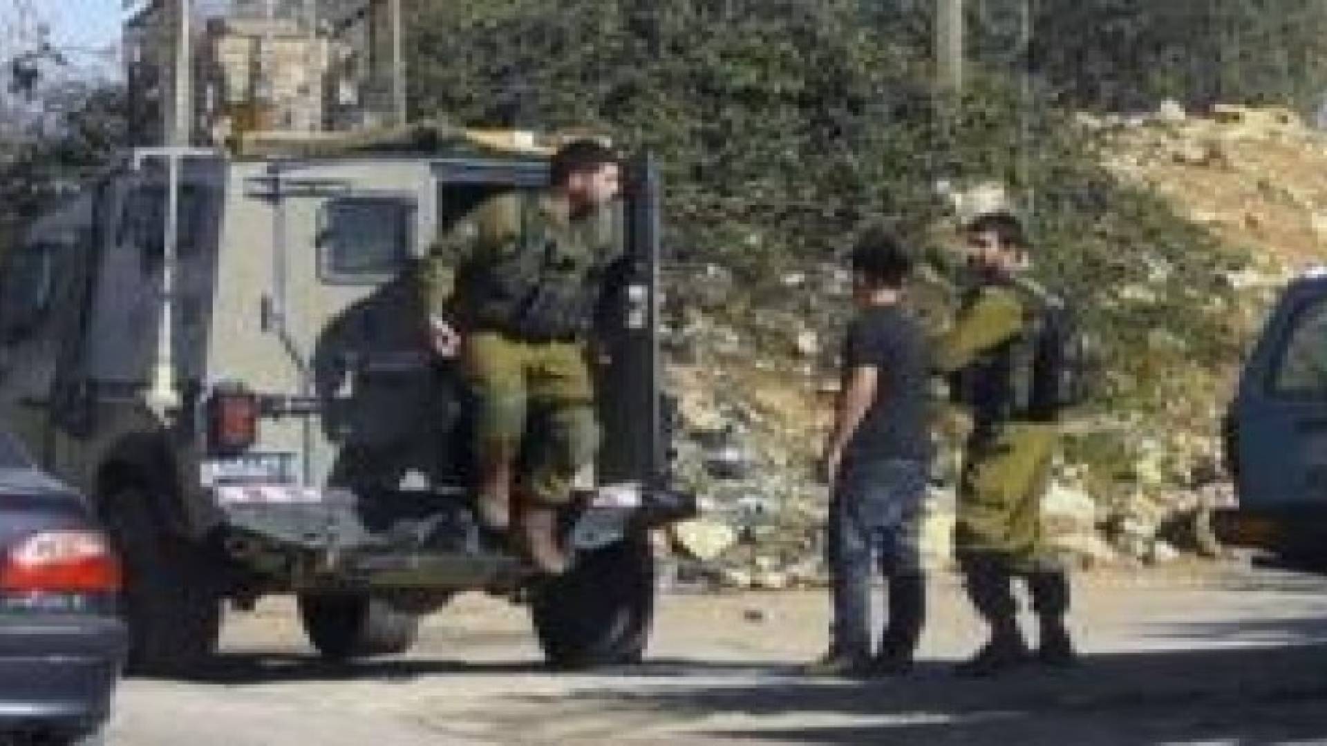 الاحتلال يصيب طفلا ويعتقله شمال القدس