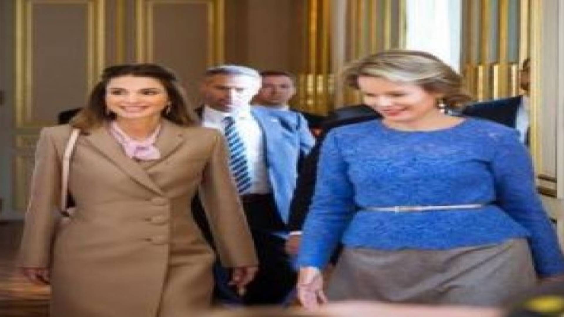 الملكة تعرض معاناة سكان مدن الأردن المكتظة باللاجئين