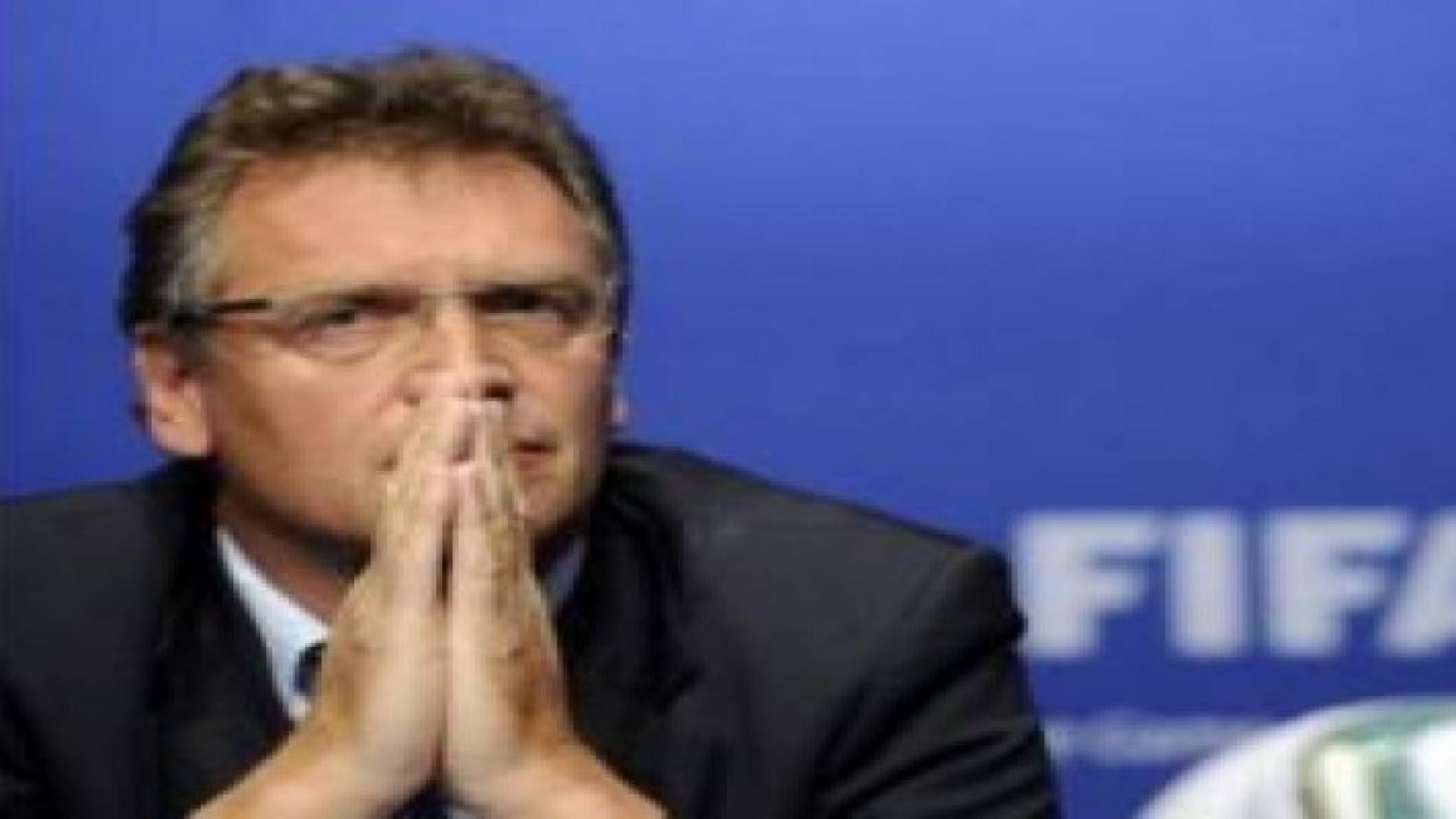 الفيفا يقيل أمينه العام