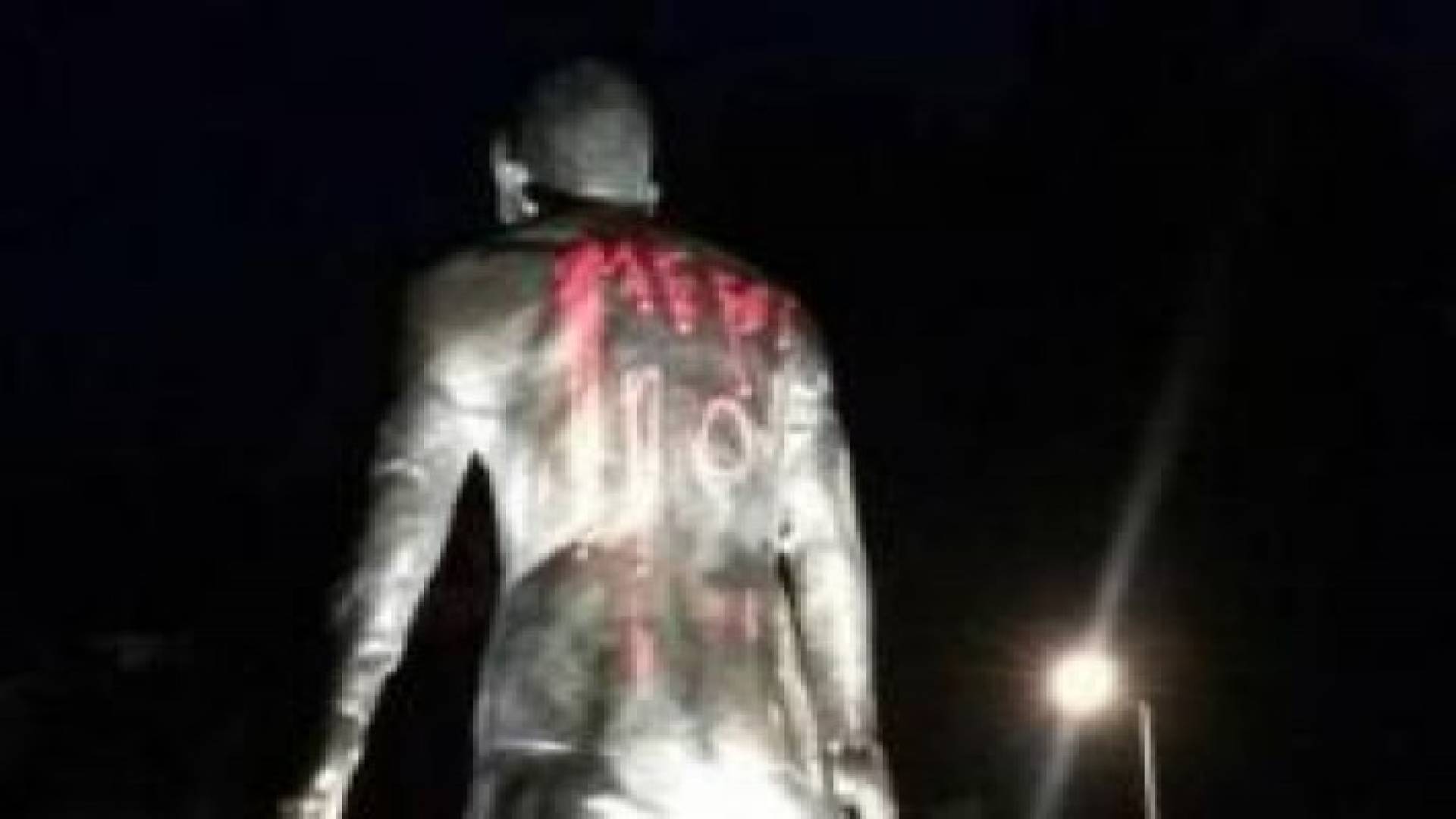 اسم ميسي على تمثال رونالدو