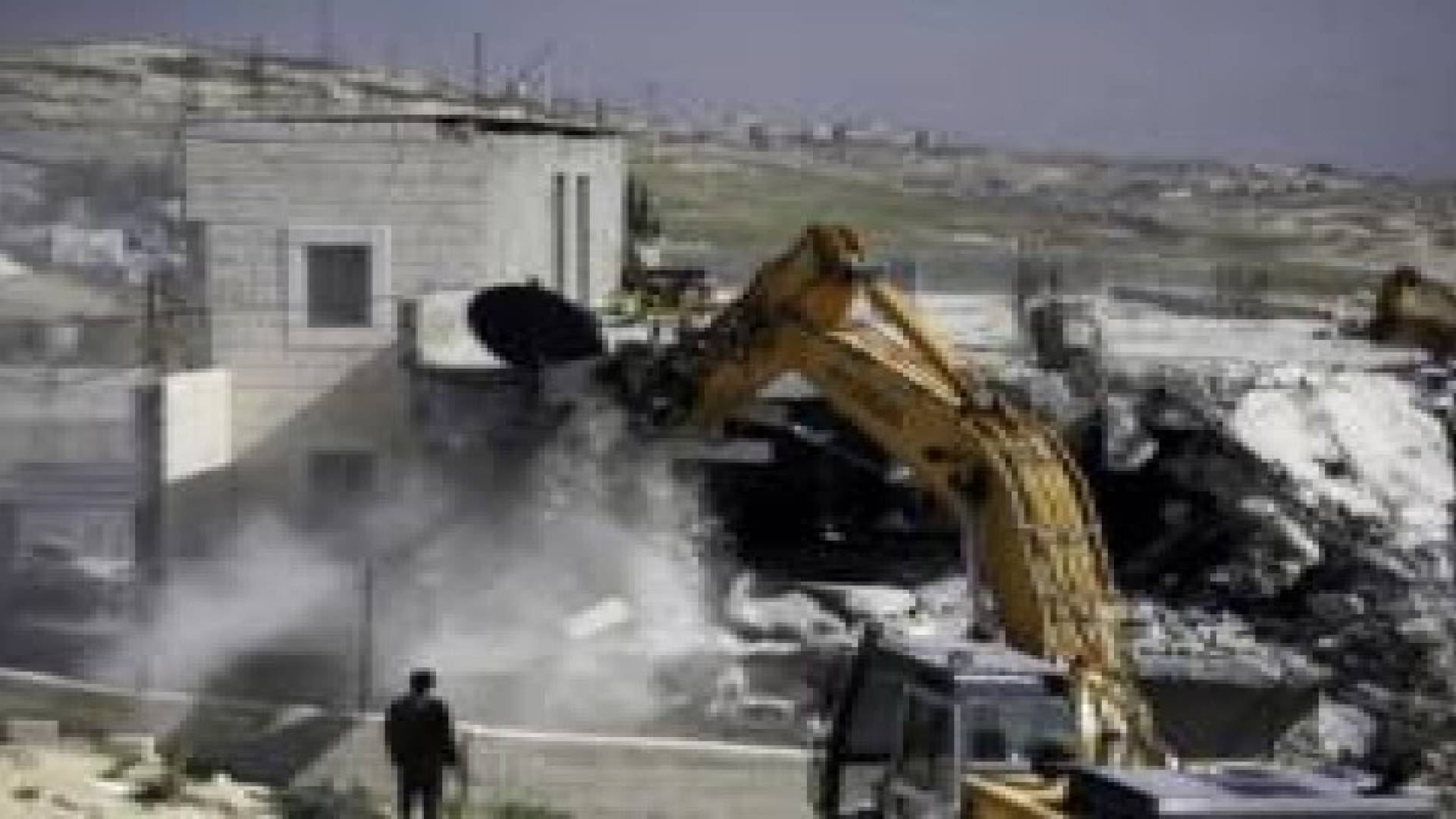 الاحتلال يهدم منزلا قيد الانشاء شمال الخليل