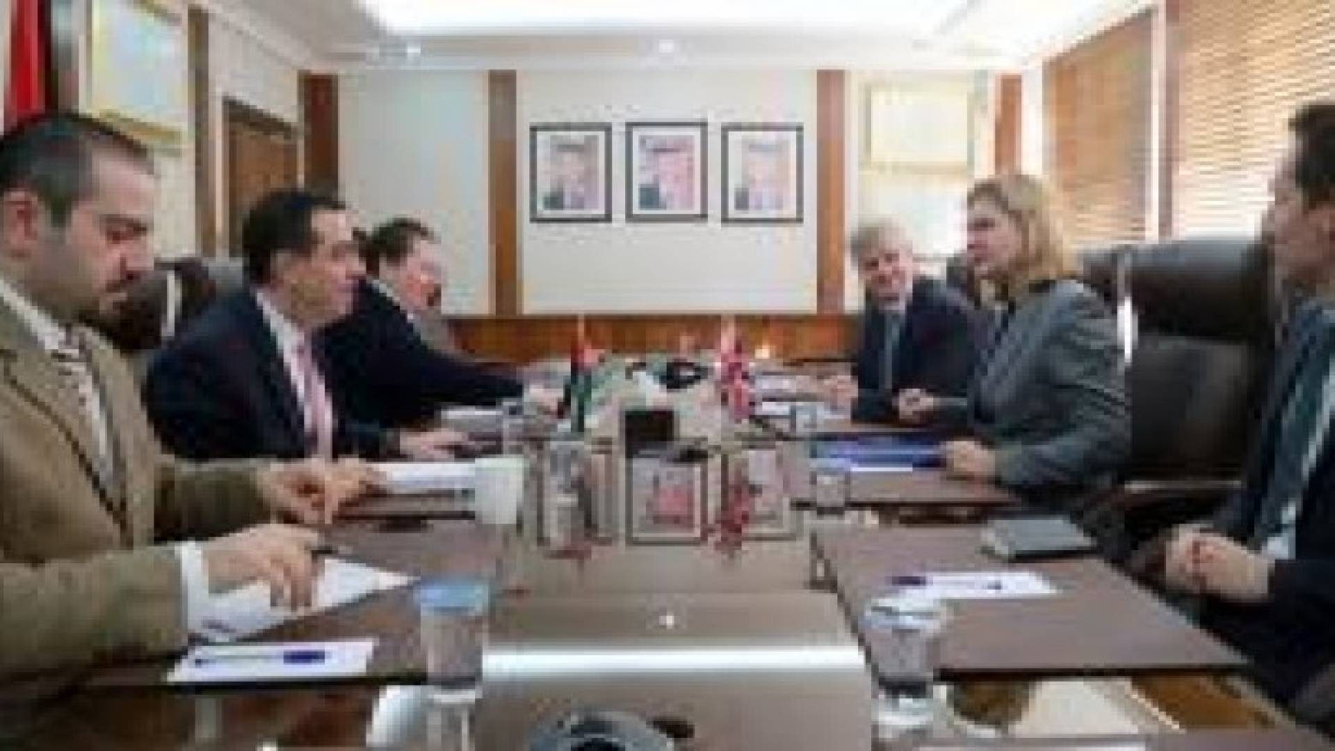الأردن وبريطانيا يبحثان التحضيرات لمؤتمر المانحين الشهر المقبل