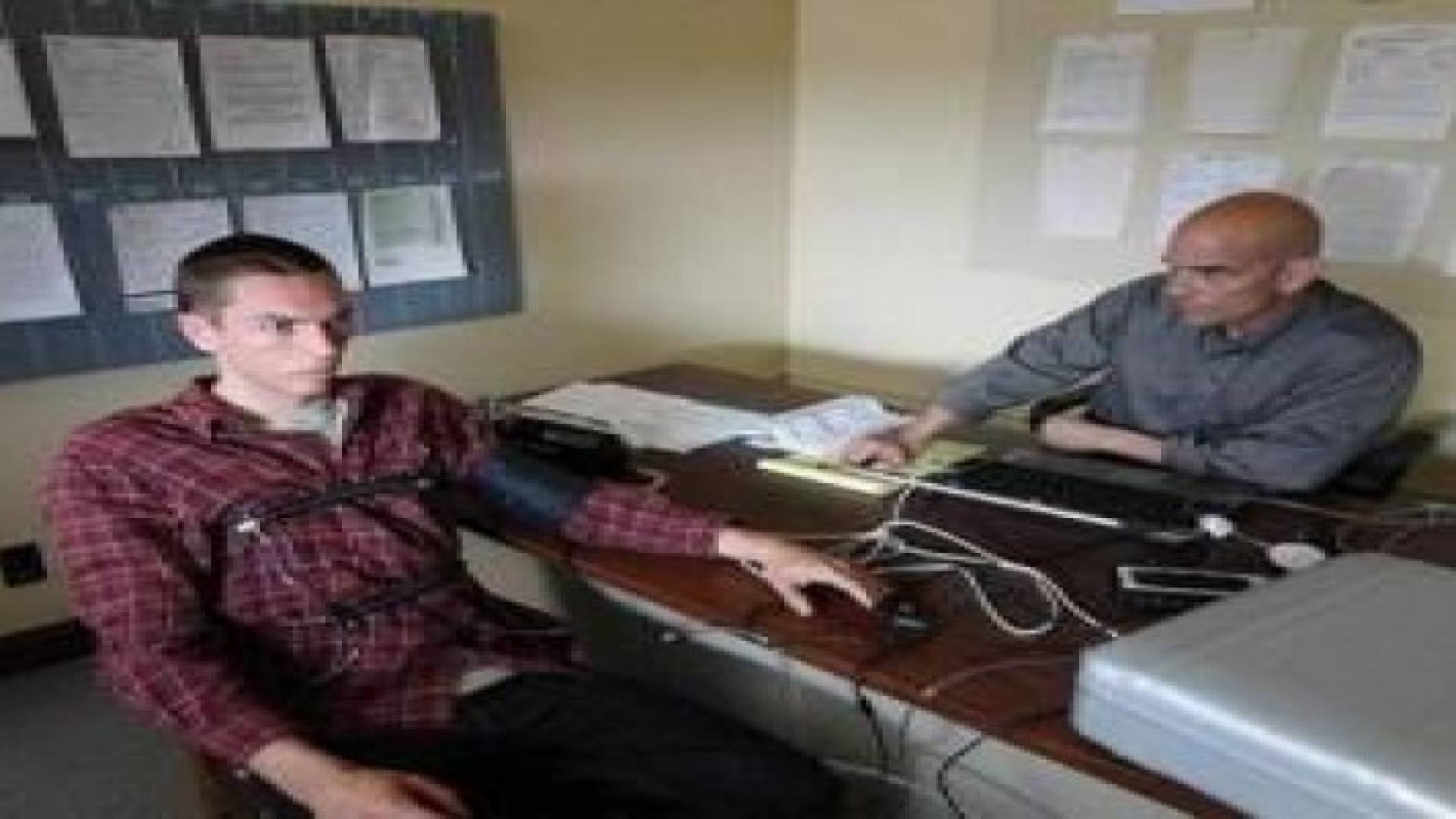 تطبيق ذكي لكشف الكذب عن طريق تعابير الوجه