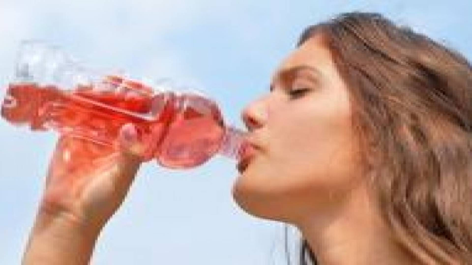 المشروبات السكرية تزيد الدهون في منطقة الخصر والبطن