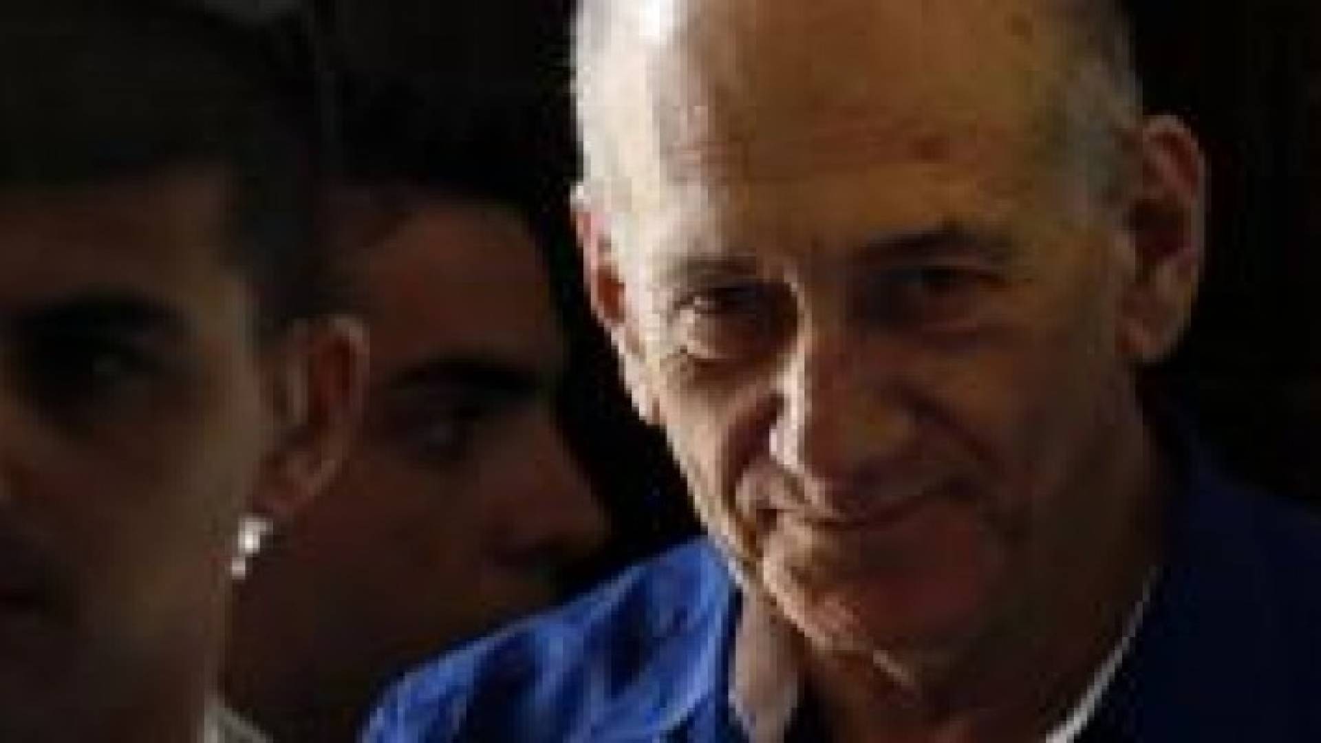 أولمرت يتفادى السجن ستة أشهر إضافية