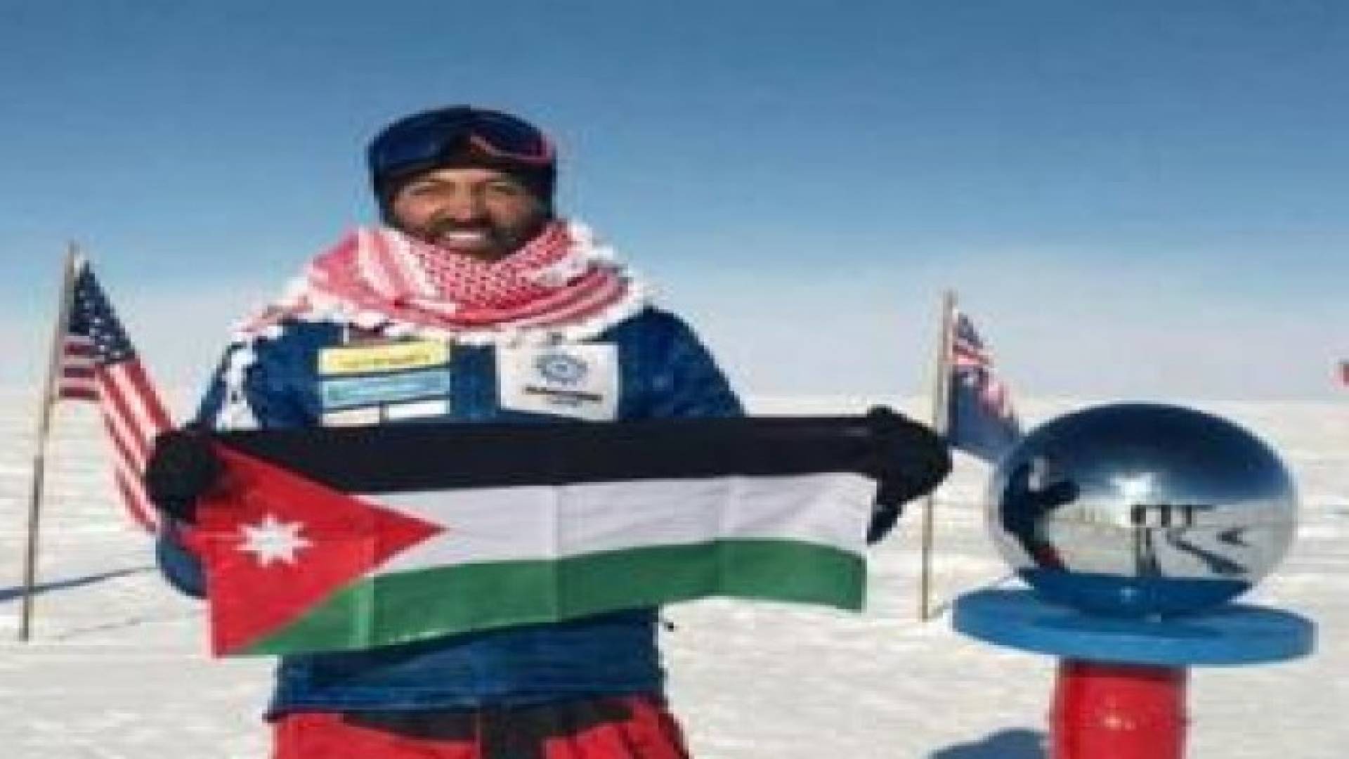 أردني يغرس العلم في القطب الجنوبي