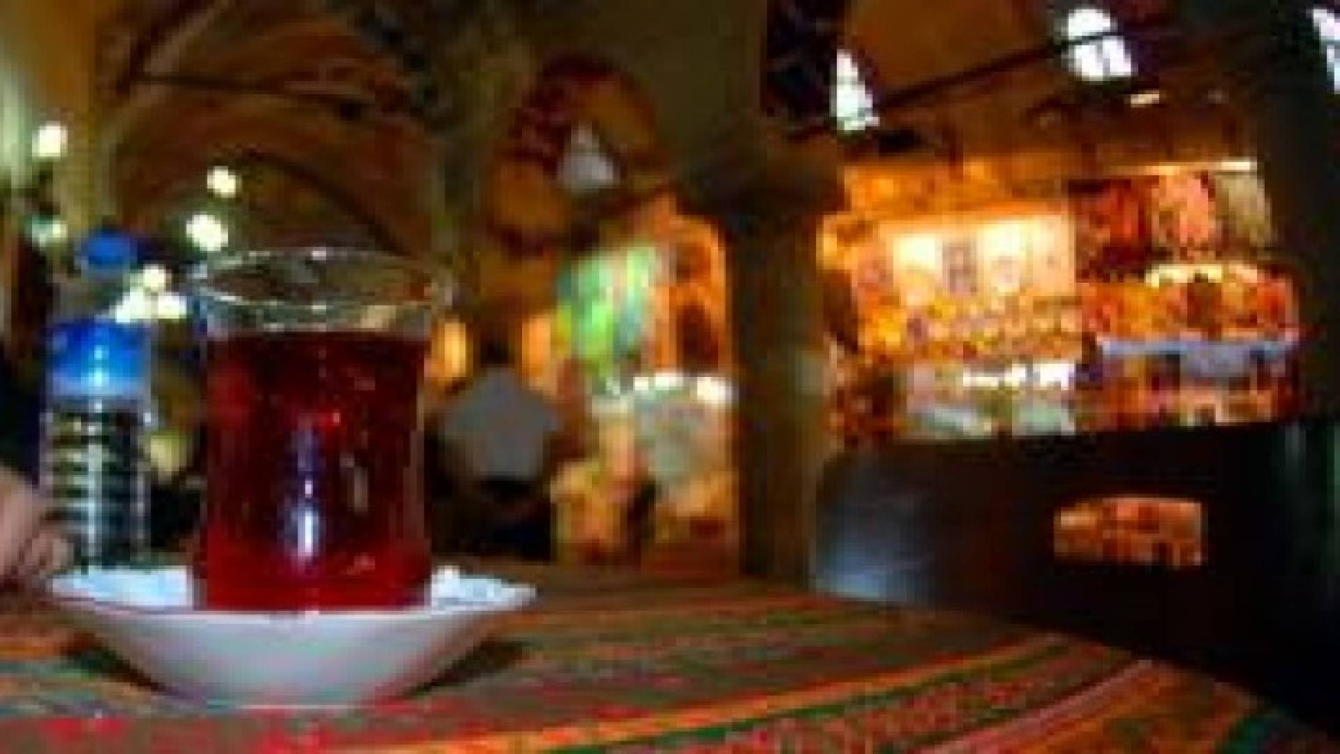 تركي ضاعفوا عليه سعر قدح الشاي ففتح النار على المقهى