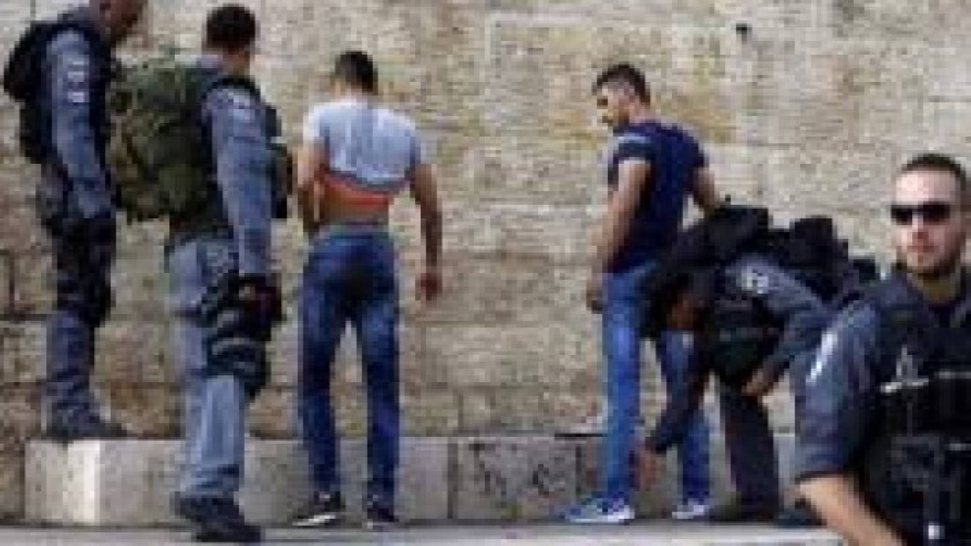 تحضيرات إسرائيلية لإقرار قانون "التفتيش الجسدي" ضد الفلسطينيين