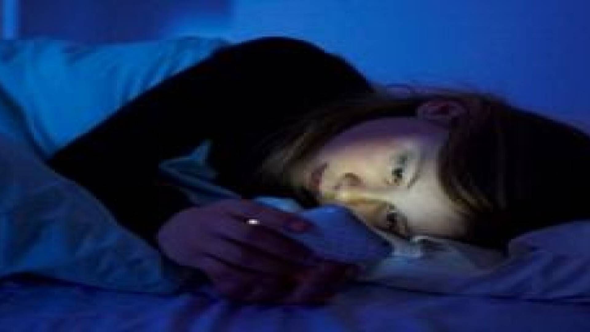 نصائح بإبعاد الهواتف النقالة عن غرفة النوم