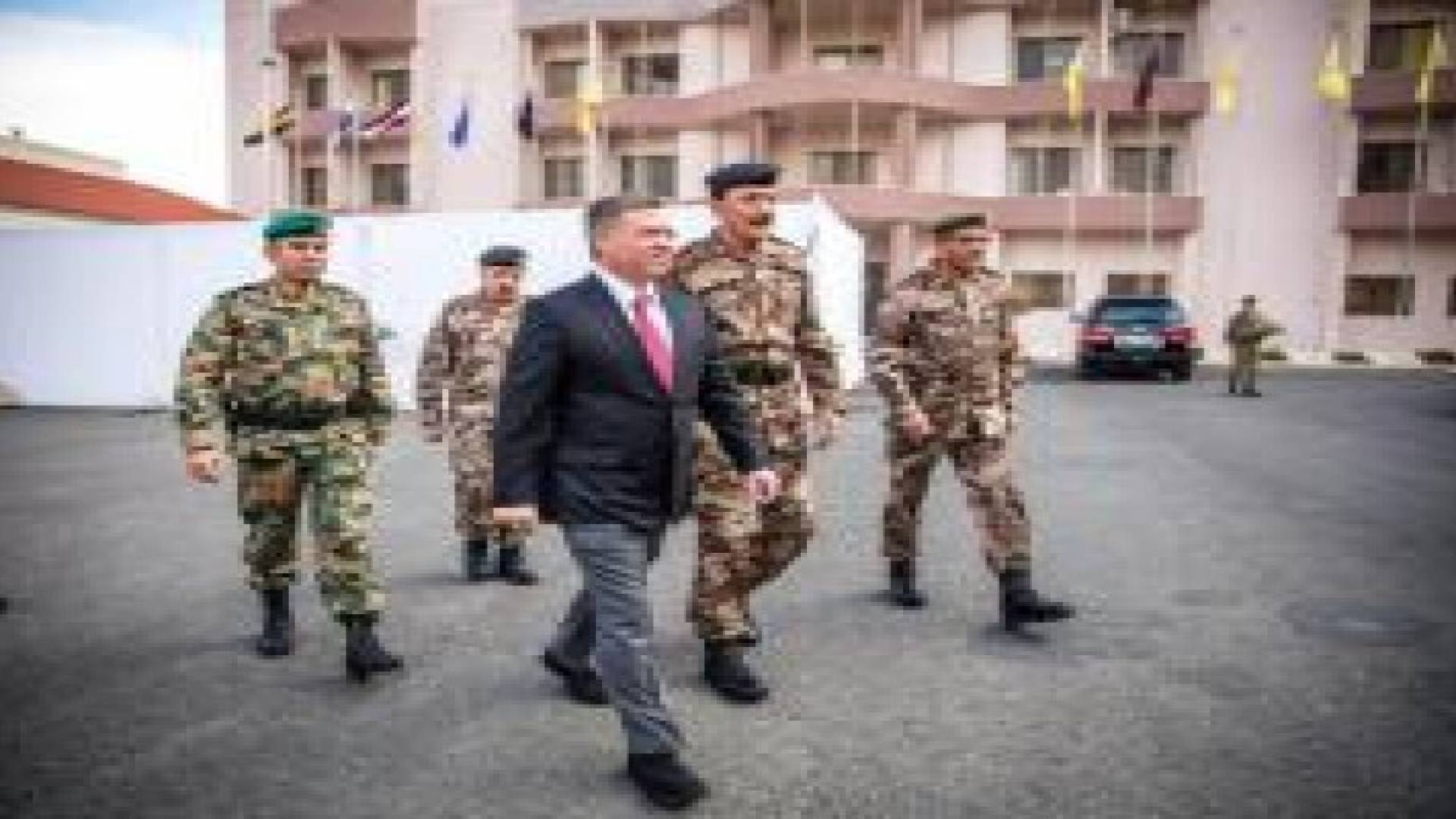 الملك يزور القيادة العامة للقوات المسلحة