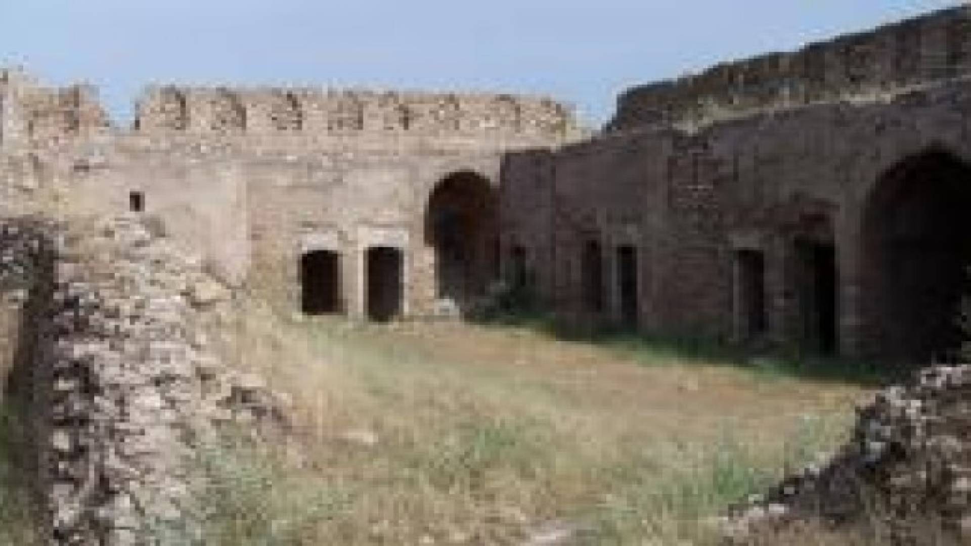 داعش الارهابي يدمر أقدم دير مسيحي شمال العراق