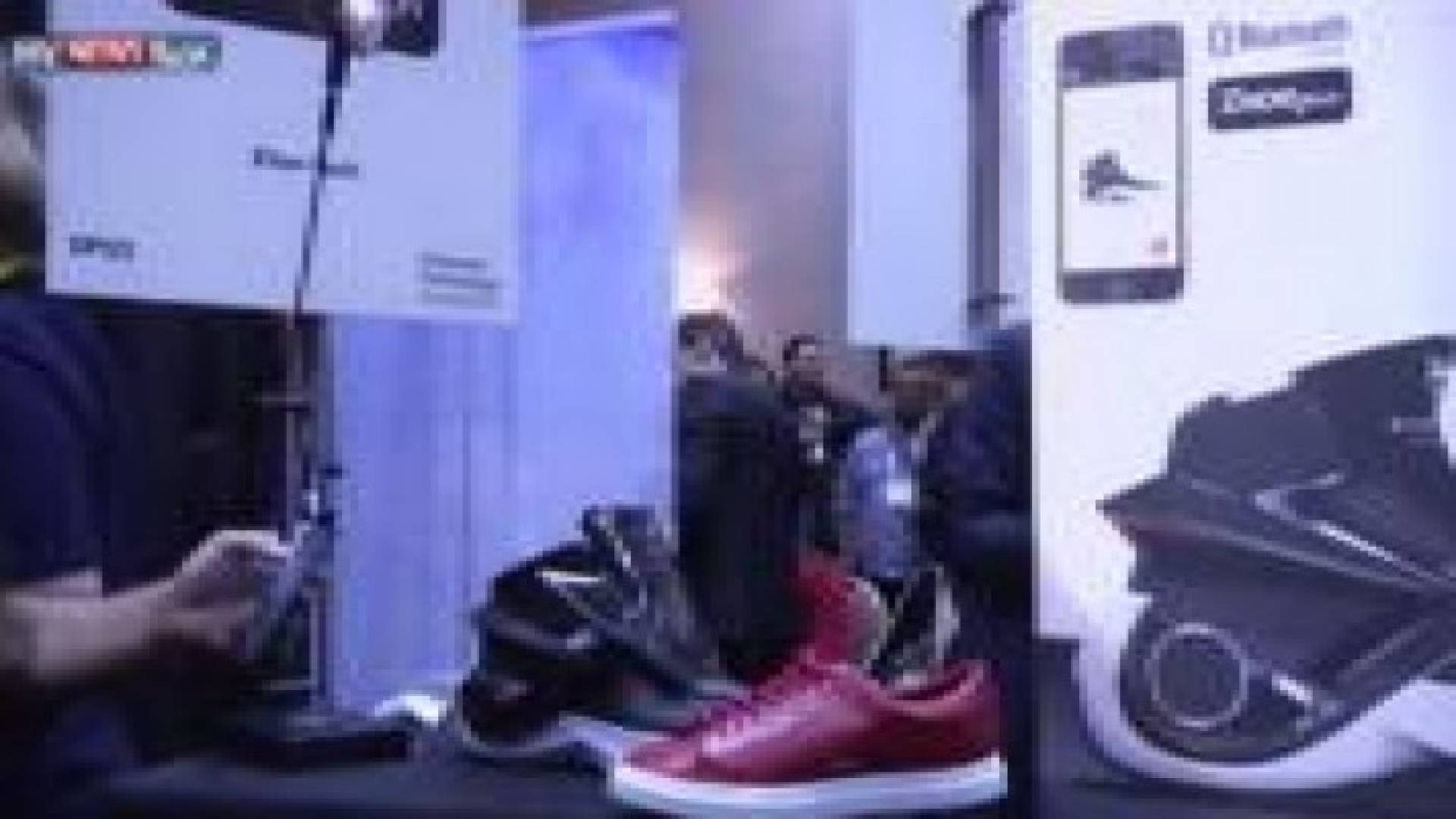 جزائري يبتكر أول حذاء ذكي في العالم