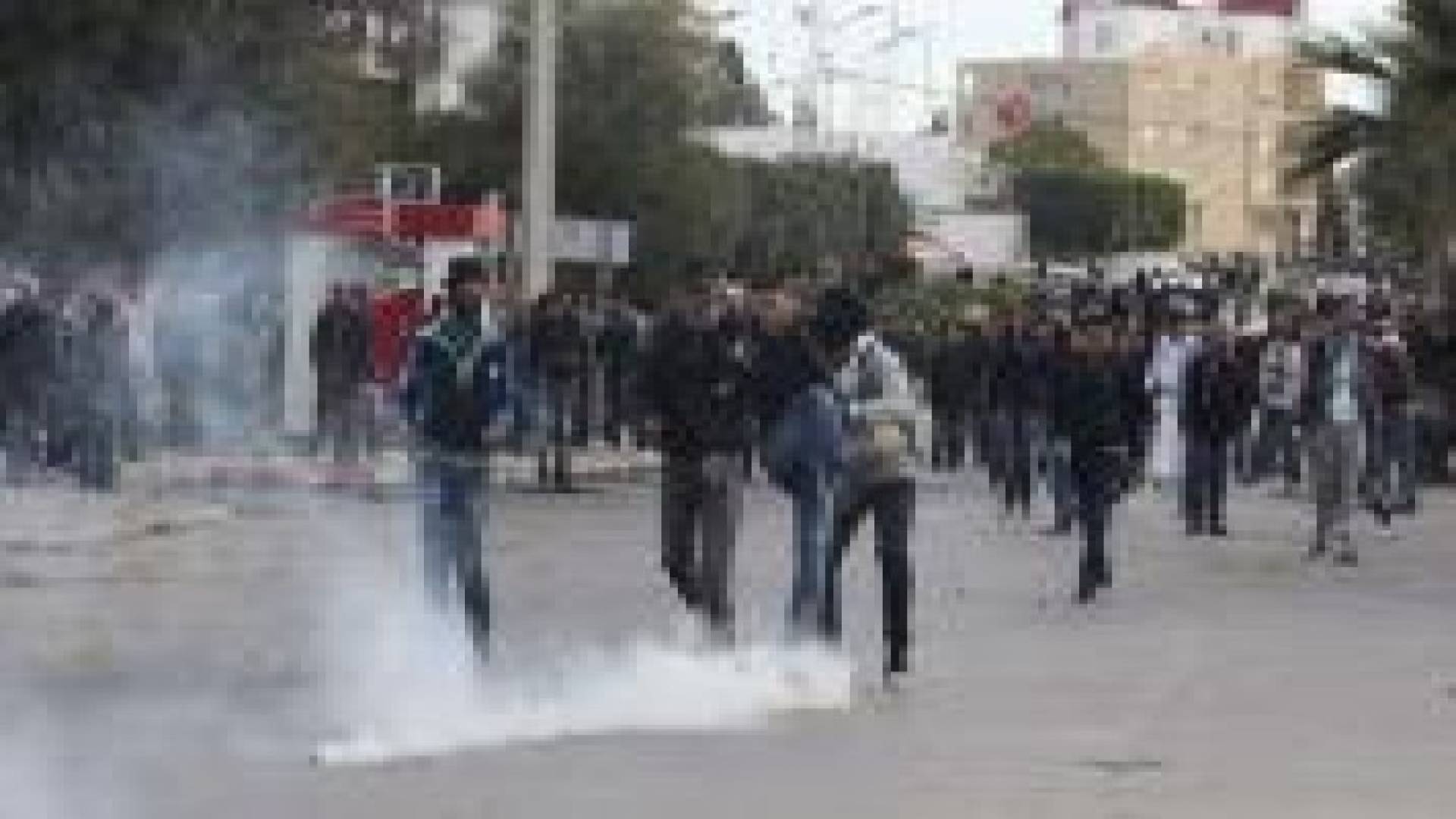 تونس : شبح انتفاضة جديدة بـ3 محافظات ومقتل شرطي