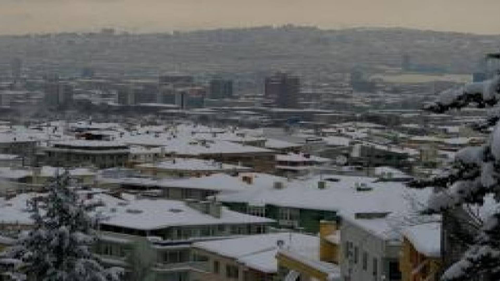 ثلوج كثيفة تغطي أنقرة وتصيب الحياة اليومية بالشلل