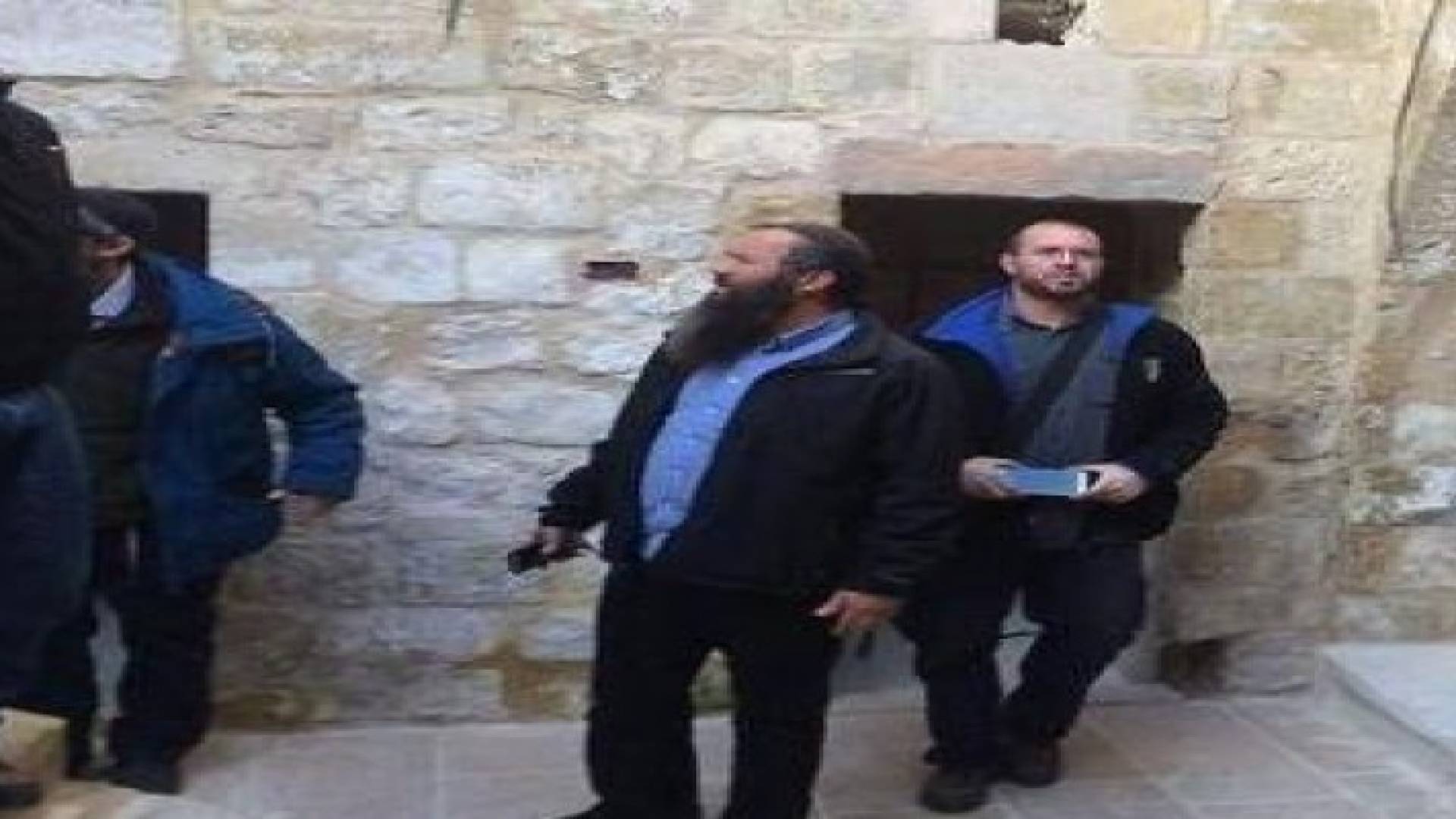 بالفيديو: مستوطنون يستولون على منازل بالخليل
